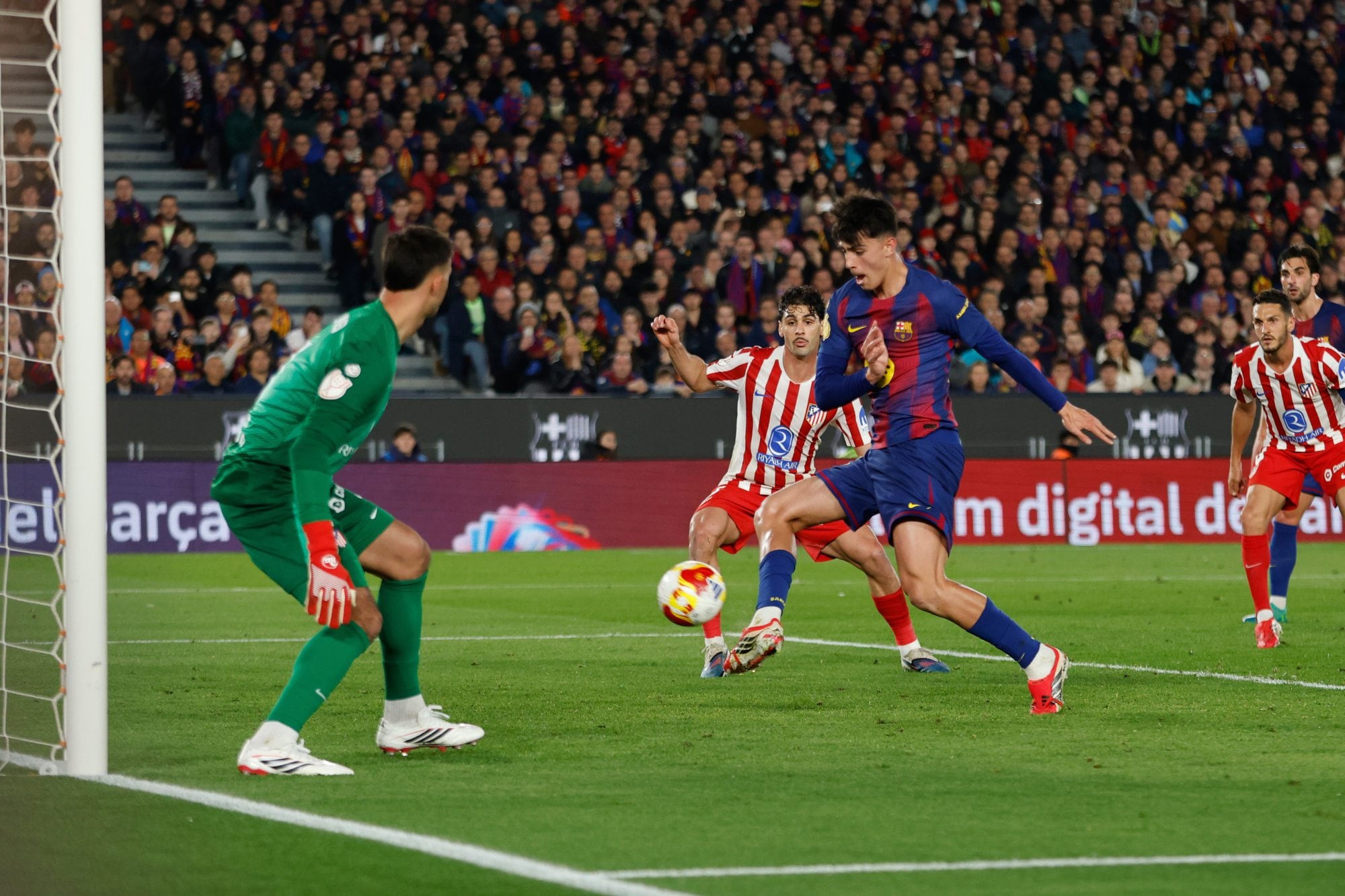 El arquero Juan Musso, de buena actuación, se ve superado por el centro y la definición de Bernal para el 1-0 de Barcelona