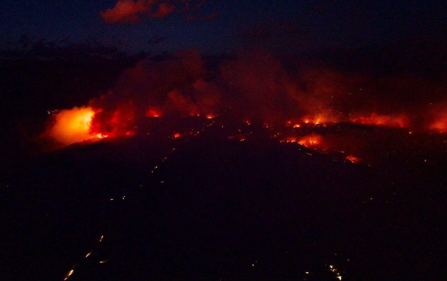 Sigue el trabajo de los brigadistas para contener el incendio en las afueras de El Bolsón