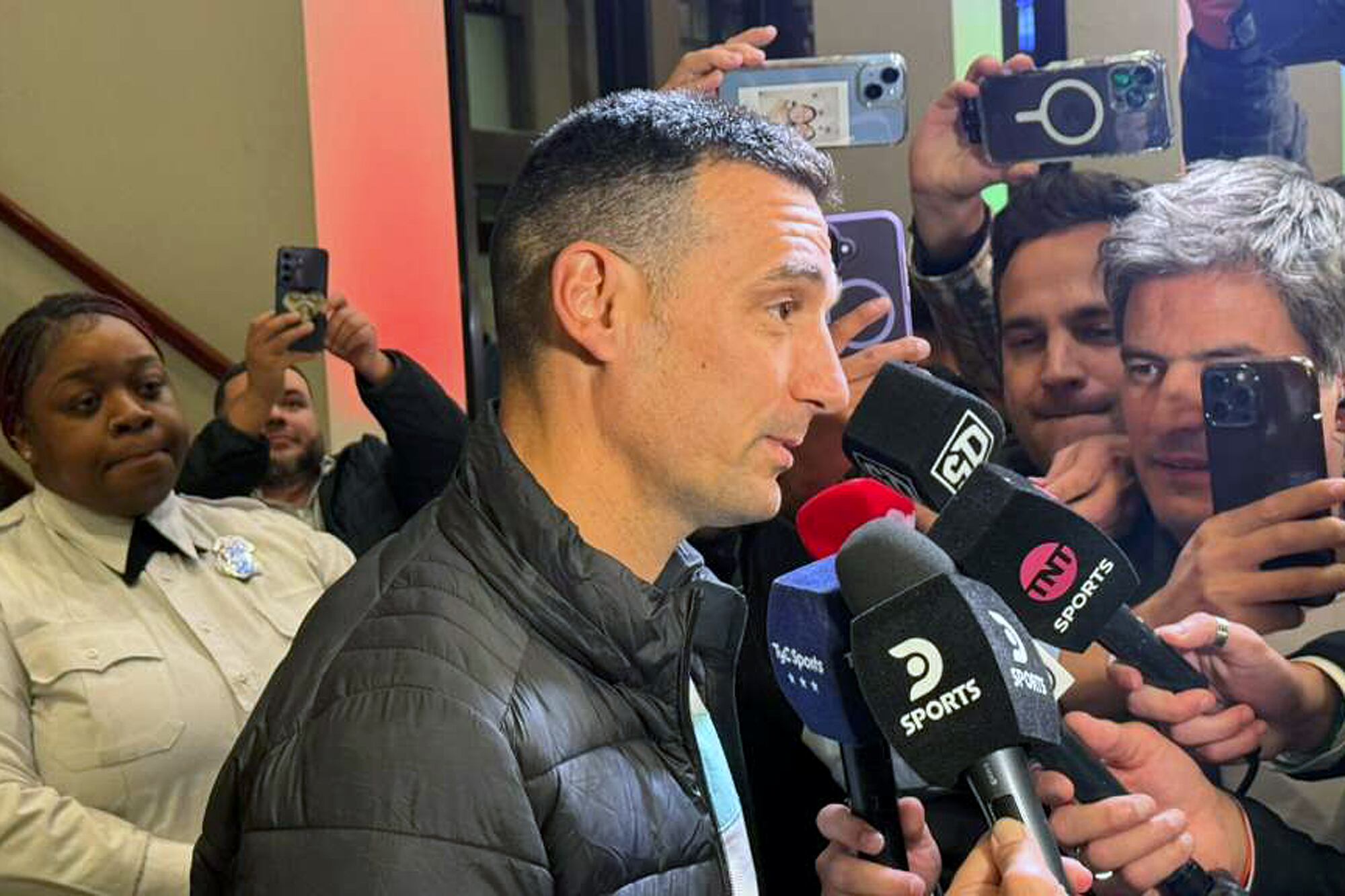 Lionel Scaloni habló con los medios argentinos no bien llegó a Washington este jueves