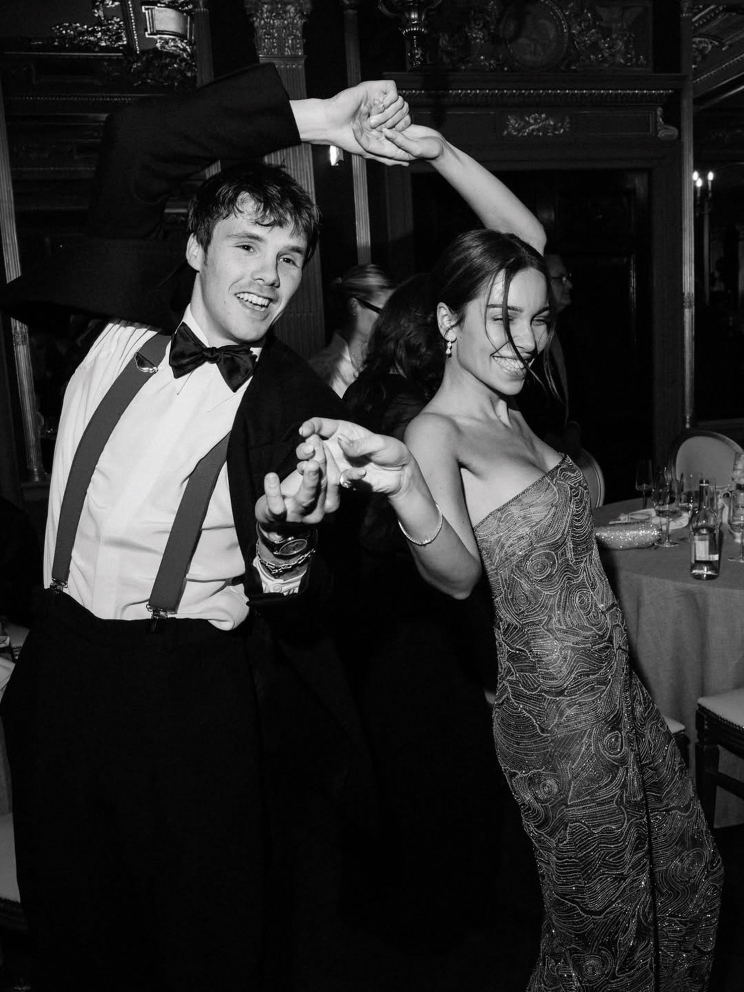 Cruz, bailando con
su novia, Jackie Apostel, impactante con un diseño de
Giorgio Armani
