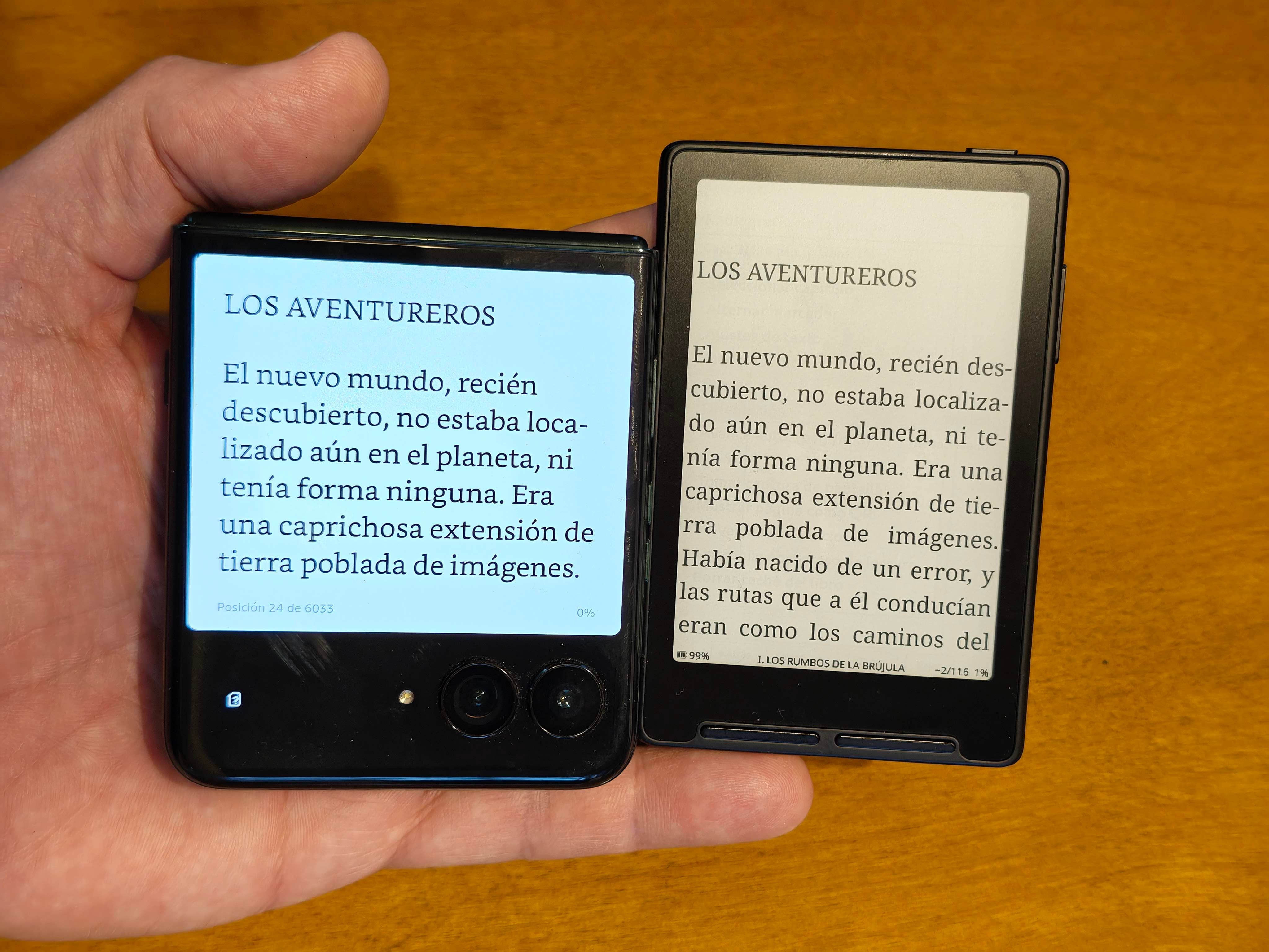 Una referencia para entender el tamaño: a la izquierda, teléfono plegable Motorola Razr, con un panel externo de 4 pulgadas; a la derechoa, el Xteink X3 (3,7 pulgadas)
