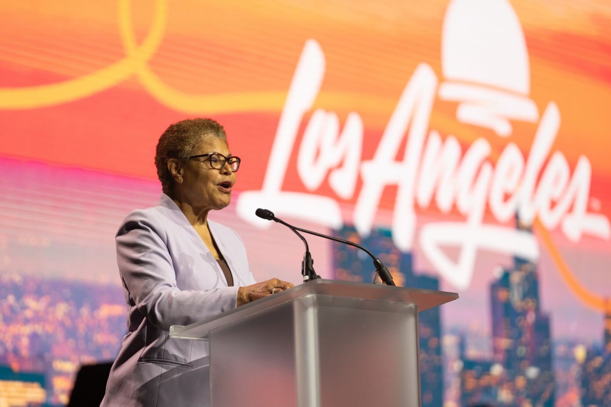 La alcaldesa Karen Bass prometió buscar un equilibrio entre los derechos de los trabajadores y la estabilidad económica del sector hotelero