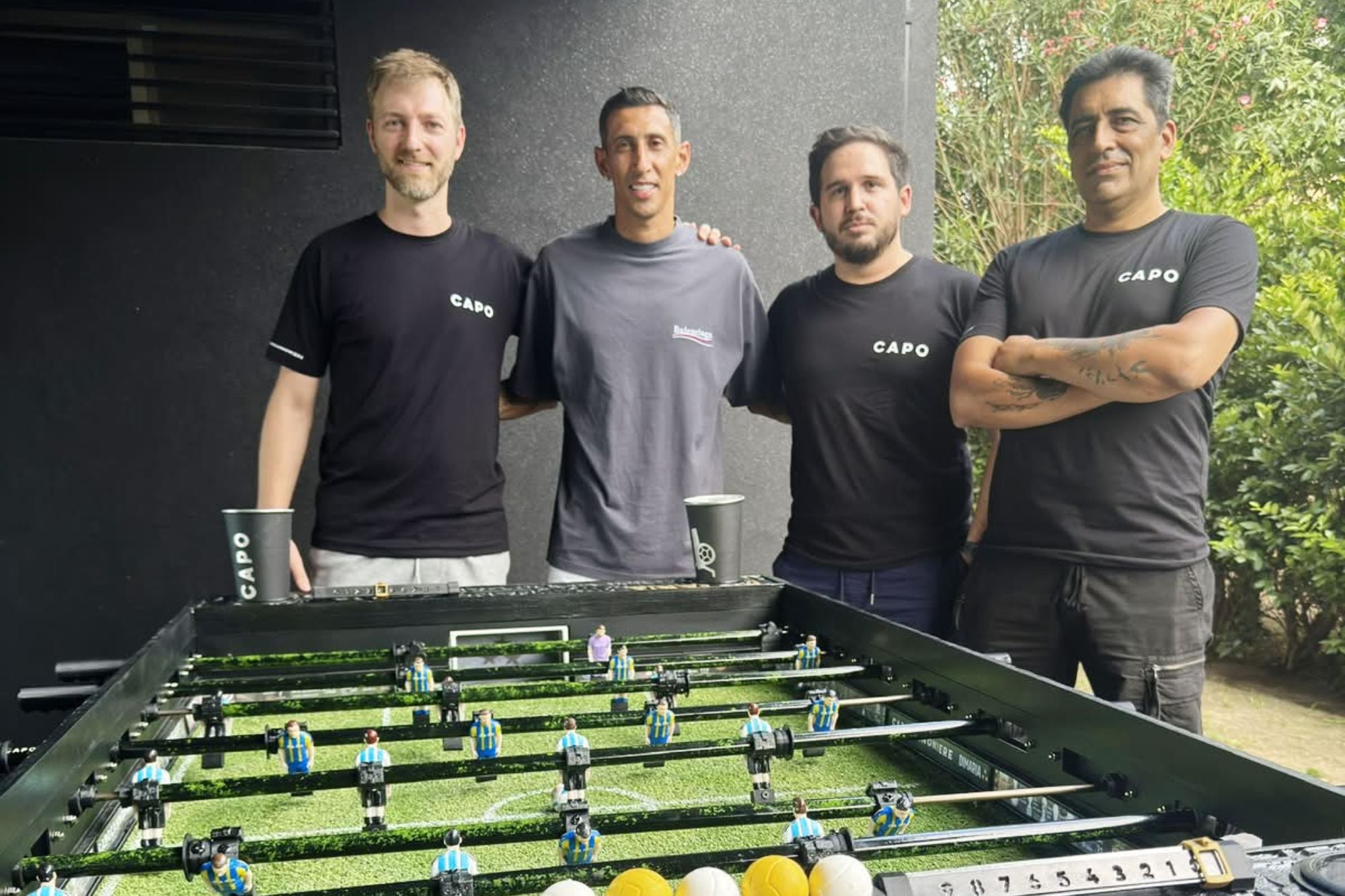 Pasto sintético, jugadores en 3D y mucha innovación: los amigos que crearon un metegol que llegó hasta Ángel Di María