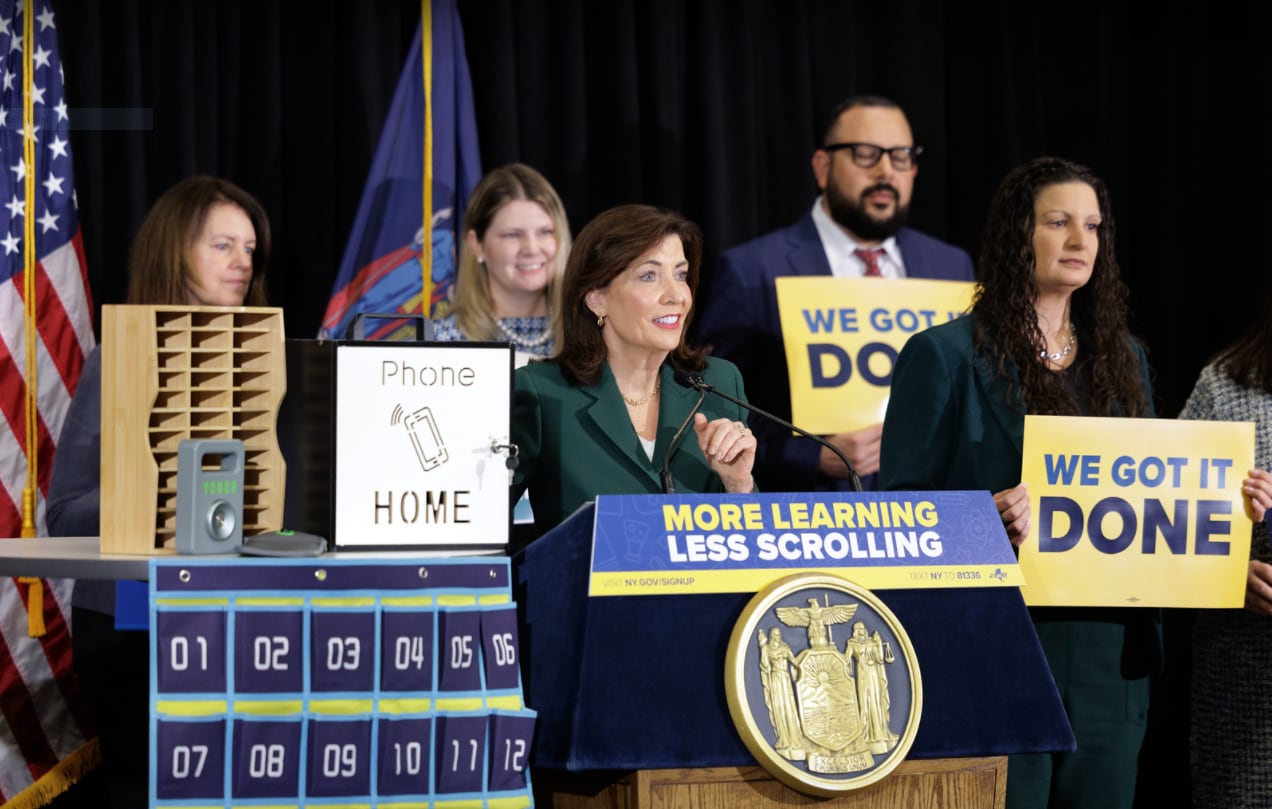La propia Kathy Hochul fue una de las propulsoras del proyecto para restringir el uso de dispositivos móviles en las aulas