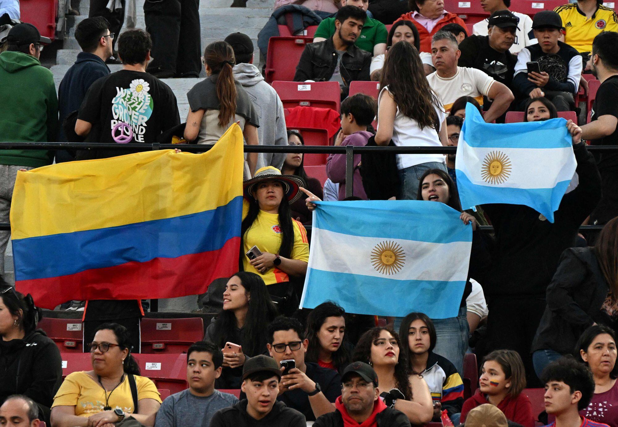 Los hinchas argentinos y colombianos en el estadio Nacional de Santiago