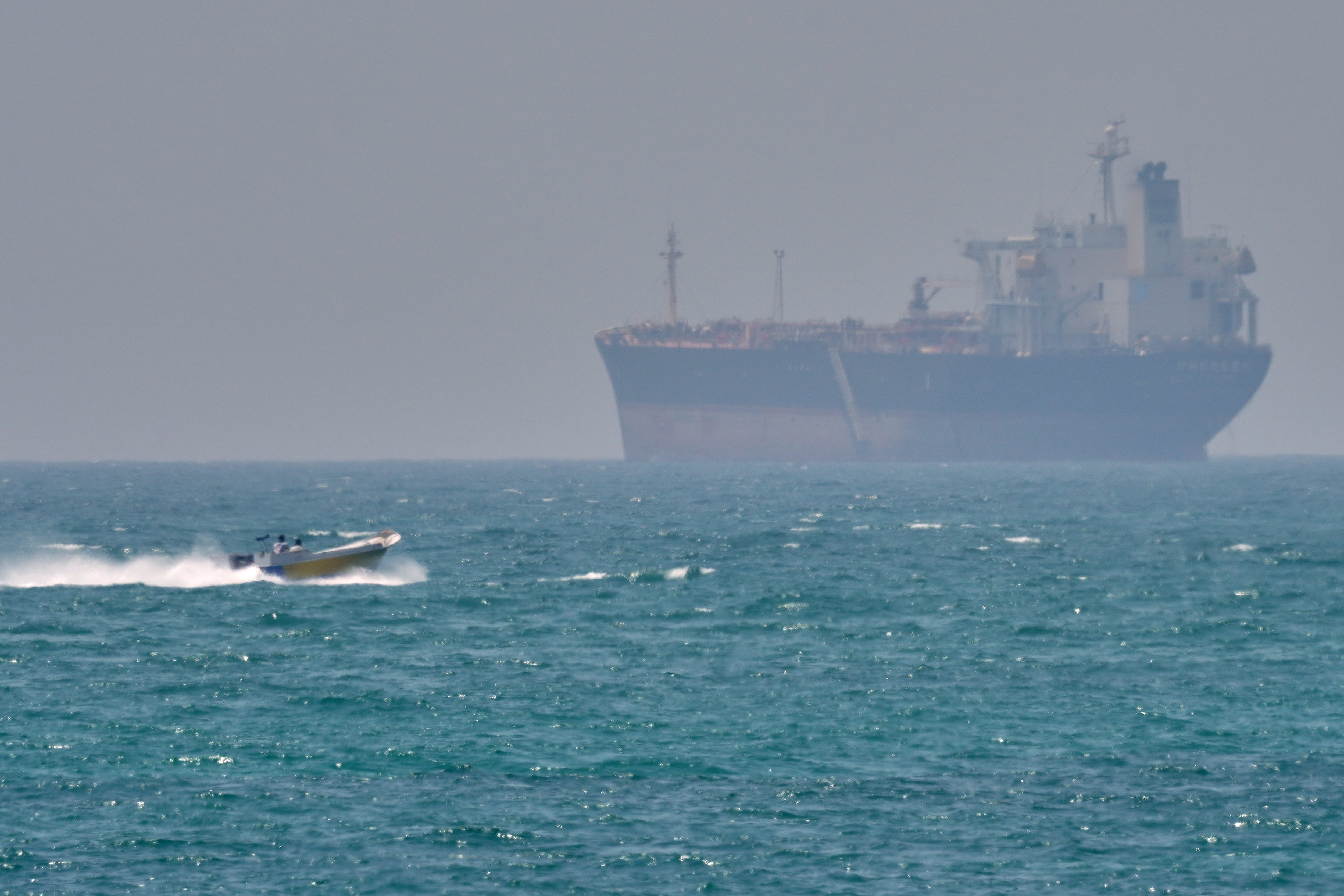 ARCHIVO - Un bote junto a un buque petrolero anclado en el estrecho de Ormuz, frente a la costa de la isla de Qeshm, Irán, el 18 de abril de 2026. (AP Foto/Asghar Besharati/Archivo)