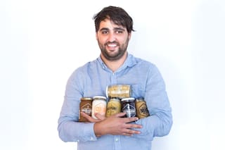 Empezó con su colmena a los 14: hoy vende 20 mil kilos de miel premium por mes