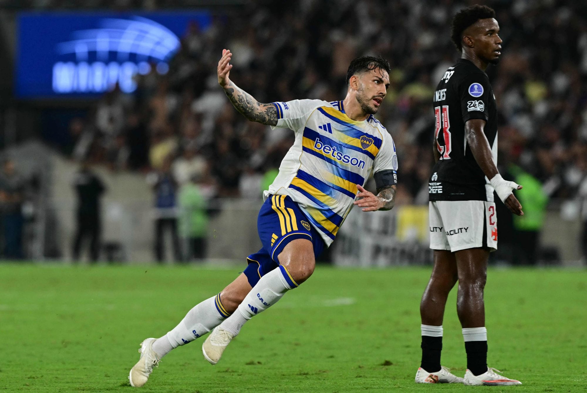 Leandro Paredes inicia el festejo de su gol, el tercero de Boca y el de la clasificación para la final de la Copa Sudamericana