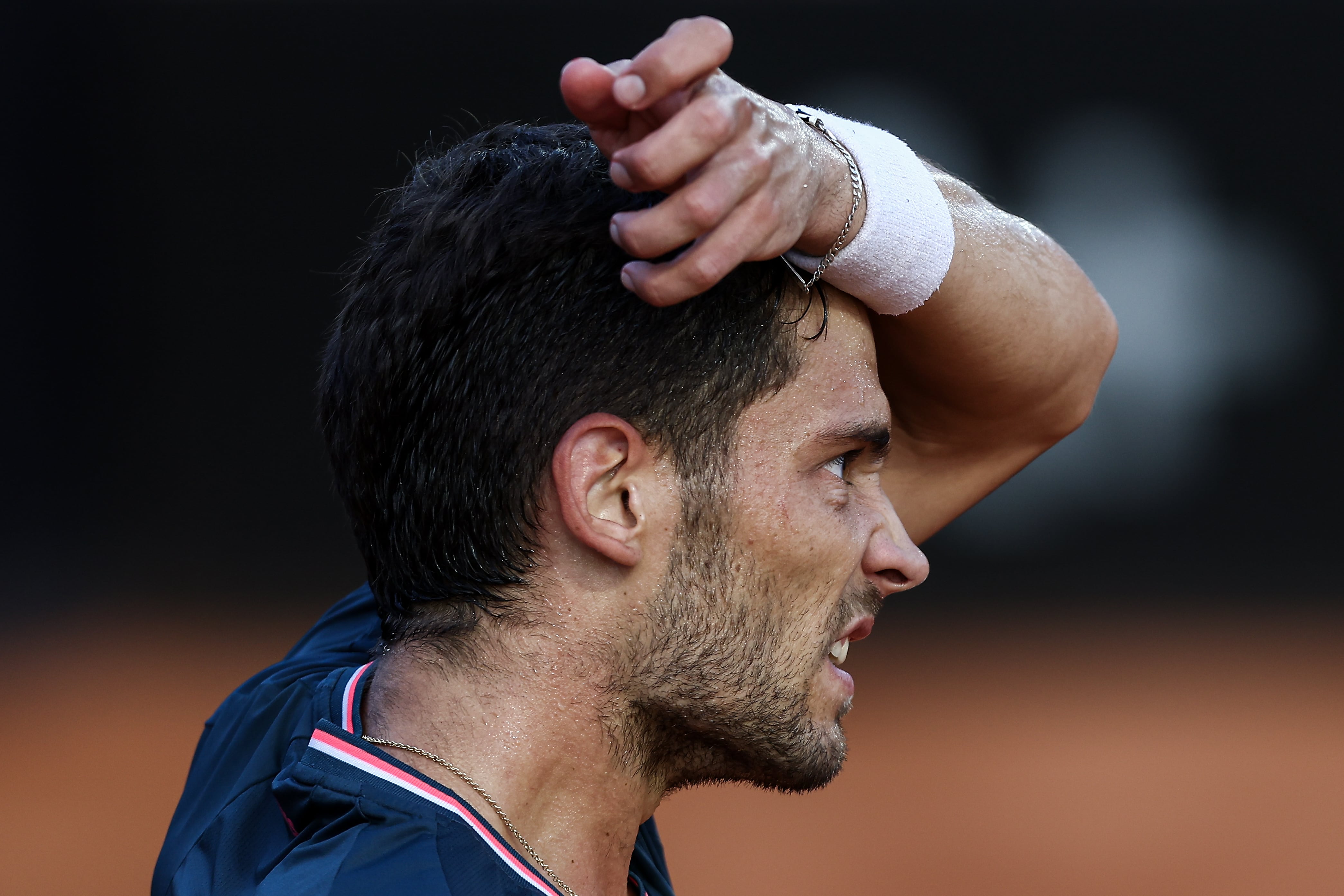 Un tenista español recibió amenazas en Rosario, hizo la denuncia, su partido se demoró y luego se retiró