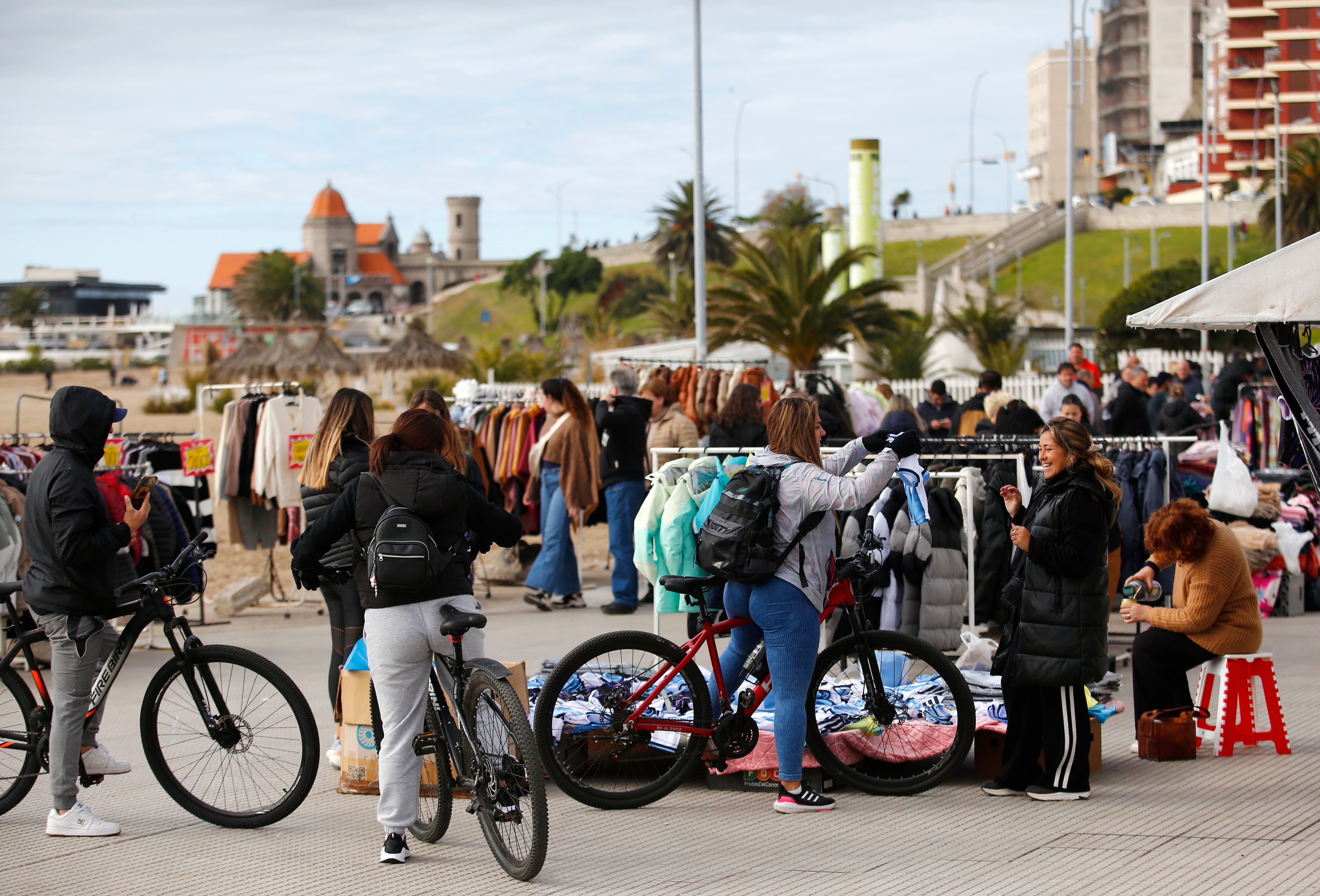 Si los turistas llevaron poco abrigo, podían conseguir en los stands cercanos a la rambla