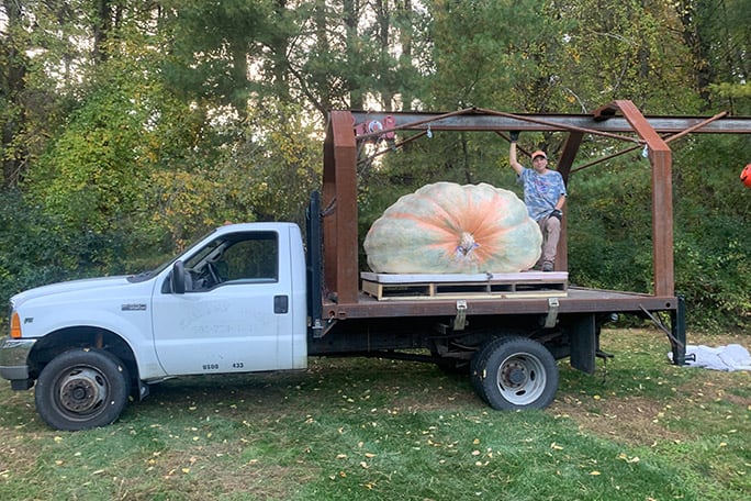 Ron Wallace posa junto a su calabaza gigante de 1431,5 kilos, con la que recuperó el récord Guinness de la calabaza más pesada del mundo en una competencia realizada en Rhode Island, Estados Unidos, el 10 de octubre de 2026