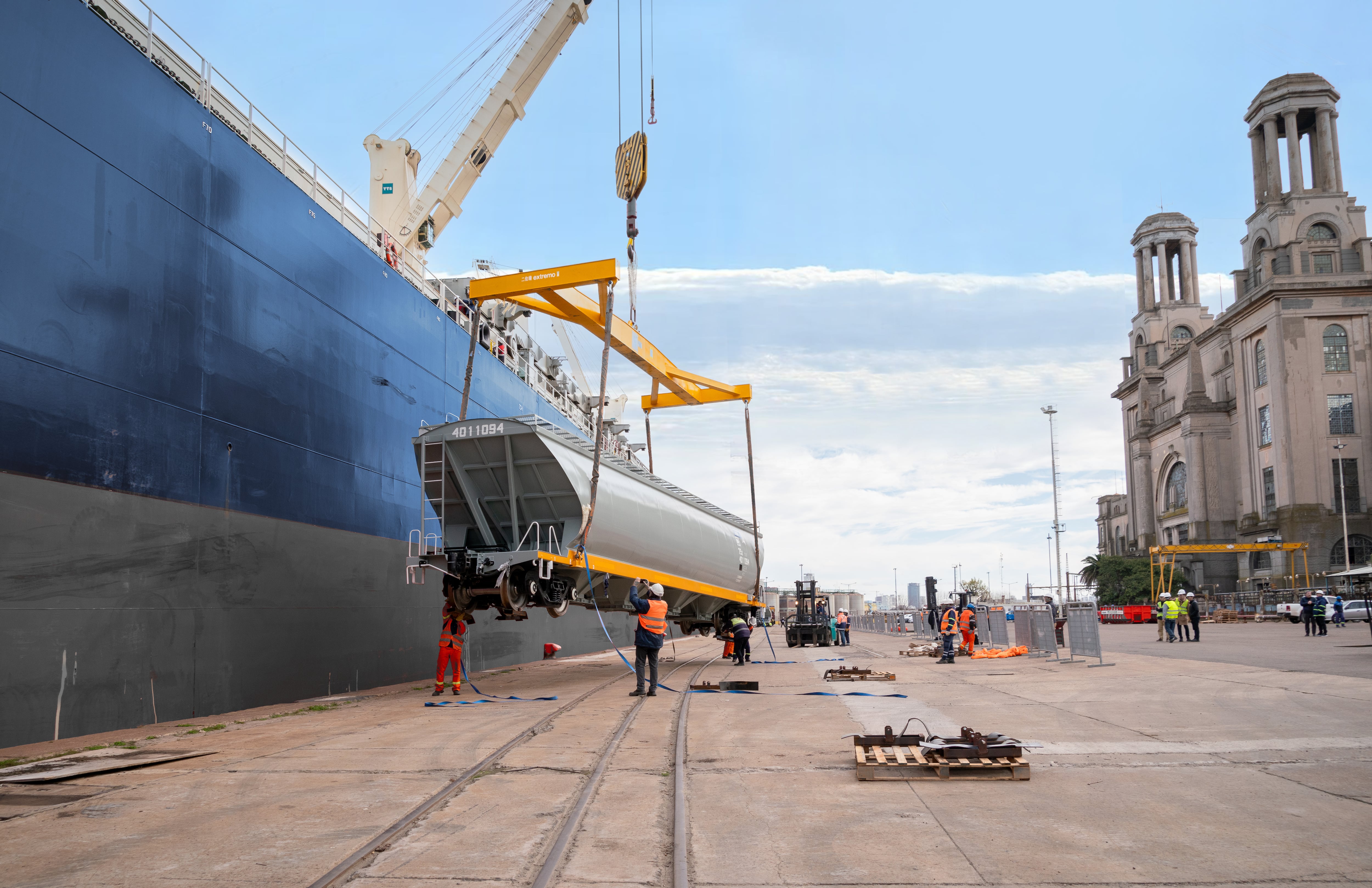 Importante acuerdo: llegaron desde China 45 vagones para la cosecha