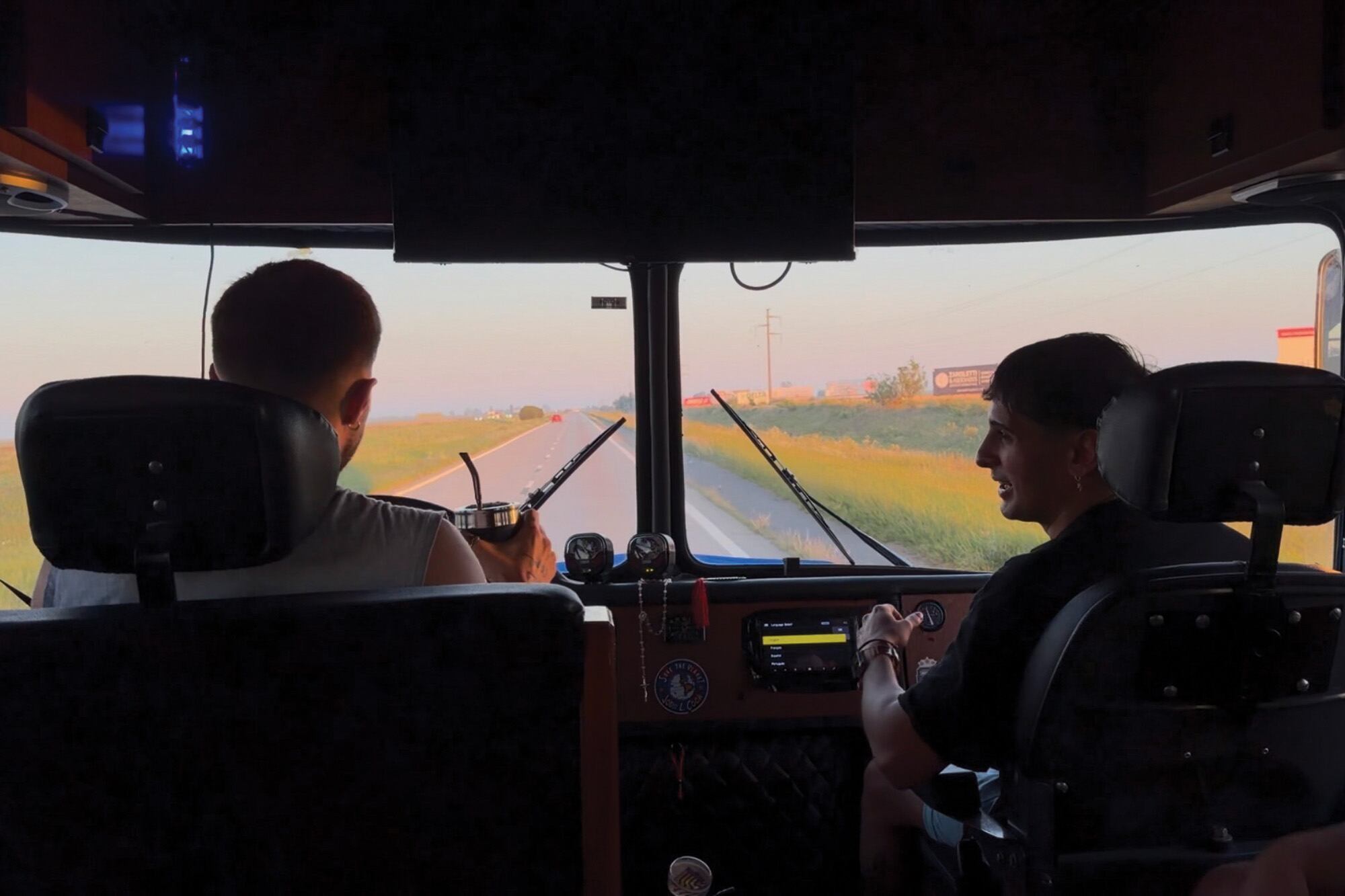 El músico al volante del Mercedes 1114 modelo 1980 –manejó siete mil kilómetros– saliendo de Rosario. Su amigo Tote cumple el rol de copiloto y cebador de mate