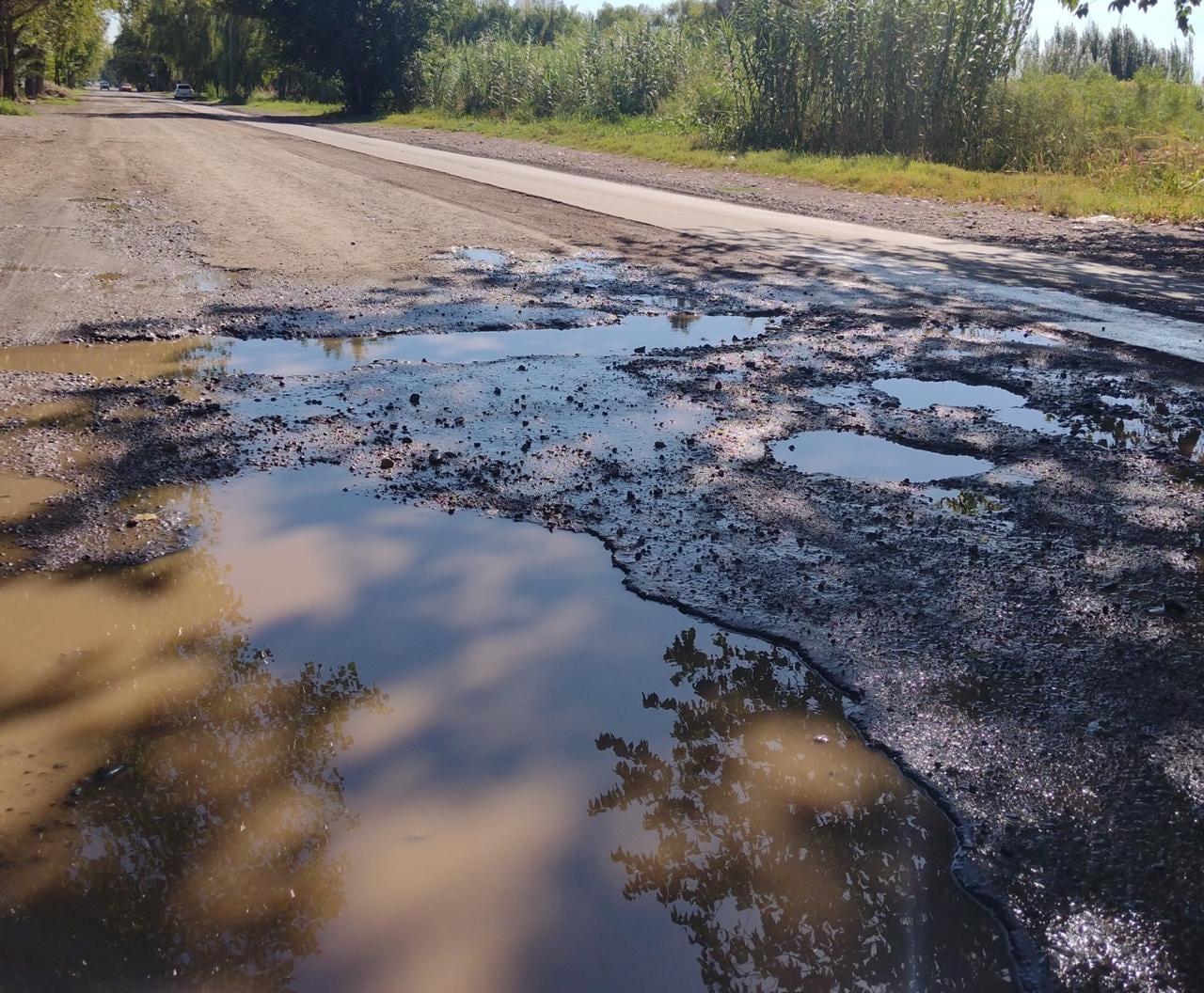 Un sector de baches en una calle de Guaymallén