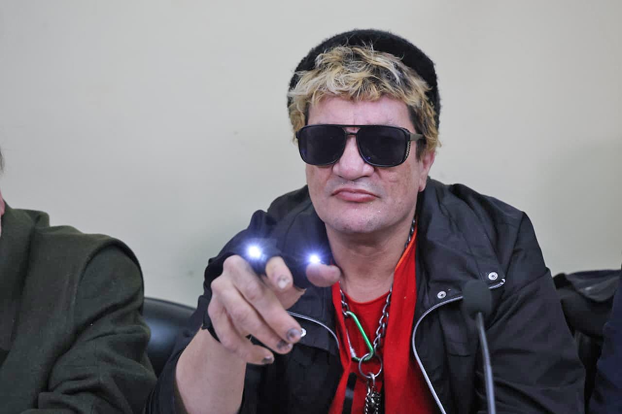 El Pity Álvarez juega con un guante con luces, durante el juicio