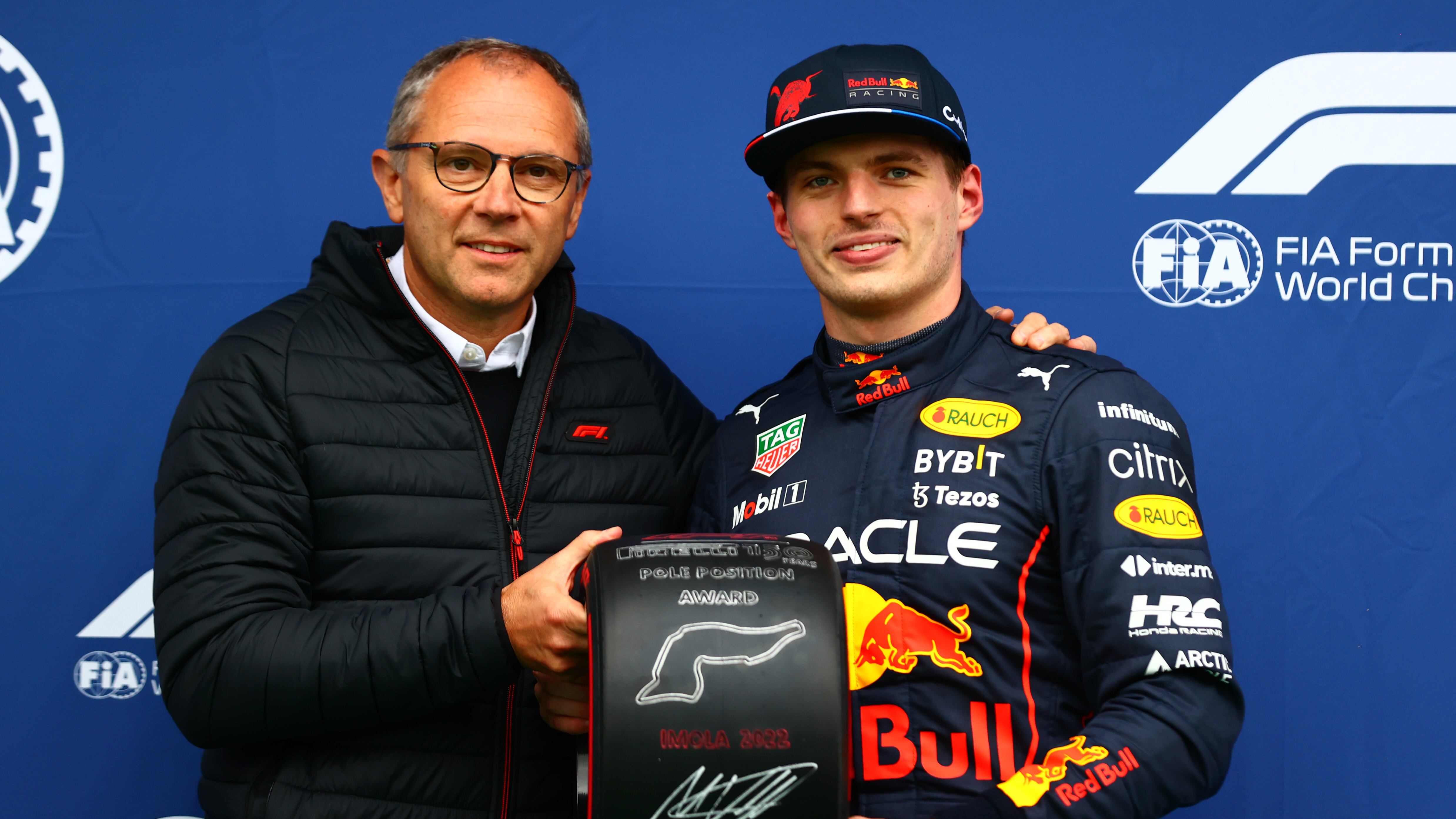 Stefano Domenicali, CEO de Formula One Group, junto a Max Verstappen, uno de los pilotos que defiende los grandes premios clásicos y el automovilismo tradicional