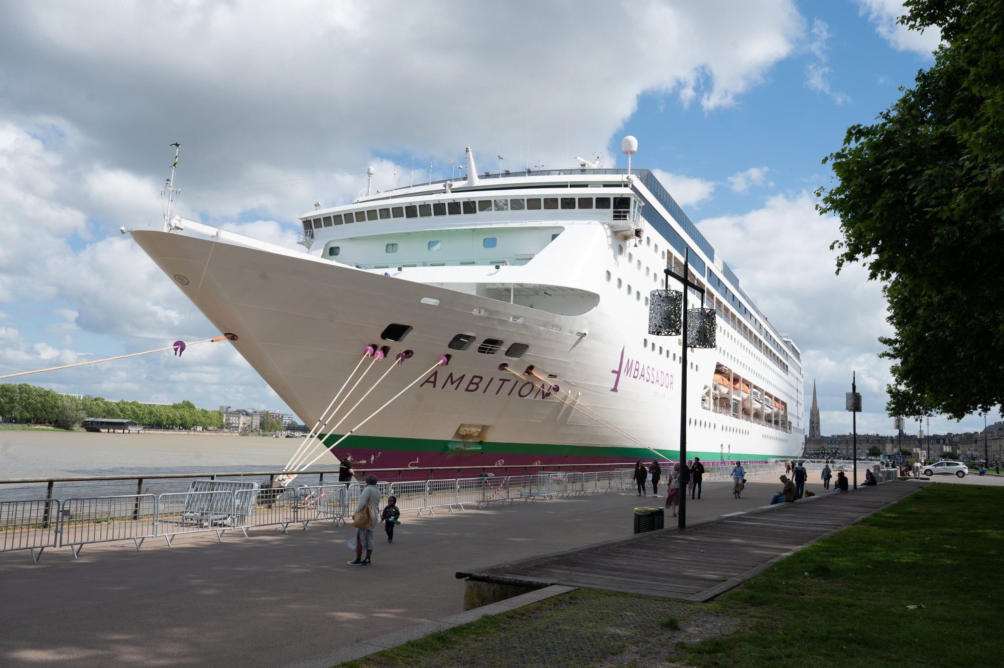 Retoma su ruta el crucero confinado en Francia tras los casos de gastroenteritis