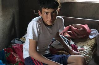 Tiene 14 años, es hachero y su deseo es tener una cama para él solo