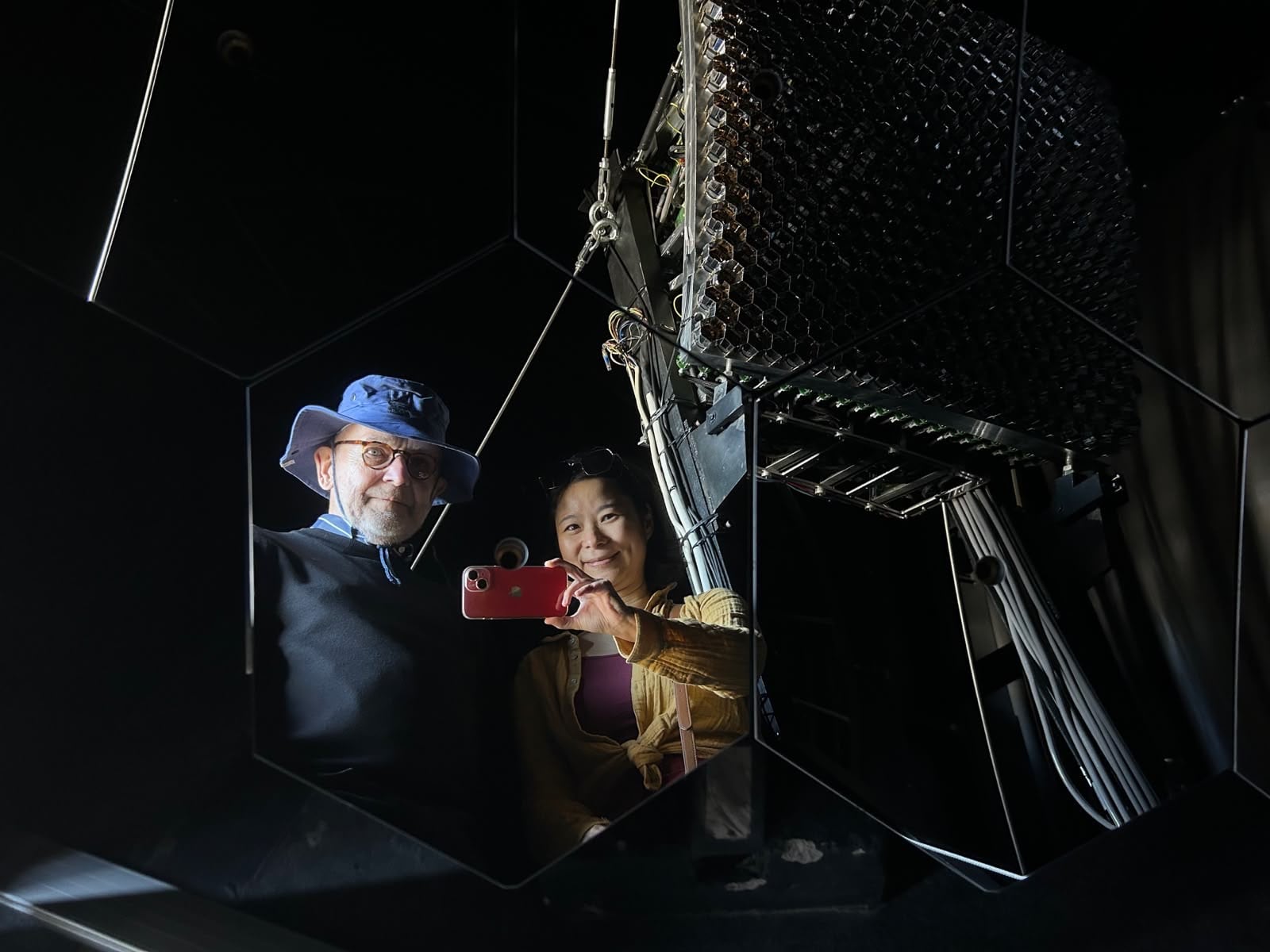 Las “partículas fantasma” que atraviesan nuestros cuerpos y le dieron un Nobel al físico que aprendió a “verlas” bajo el hielo antártico