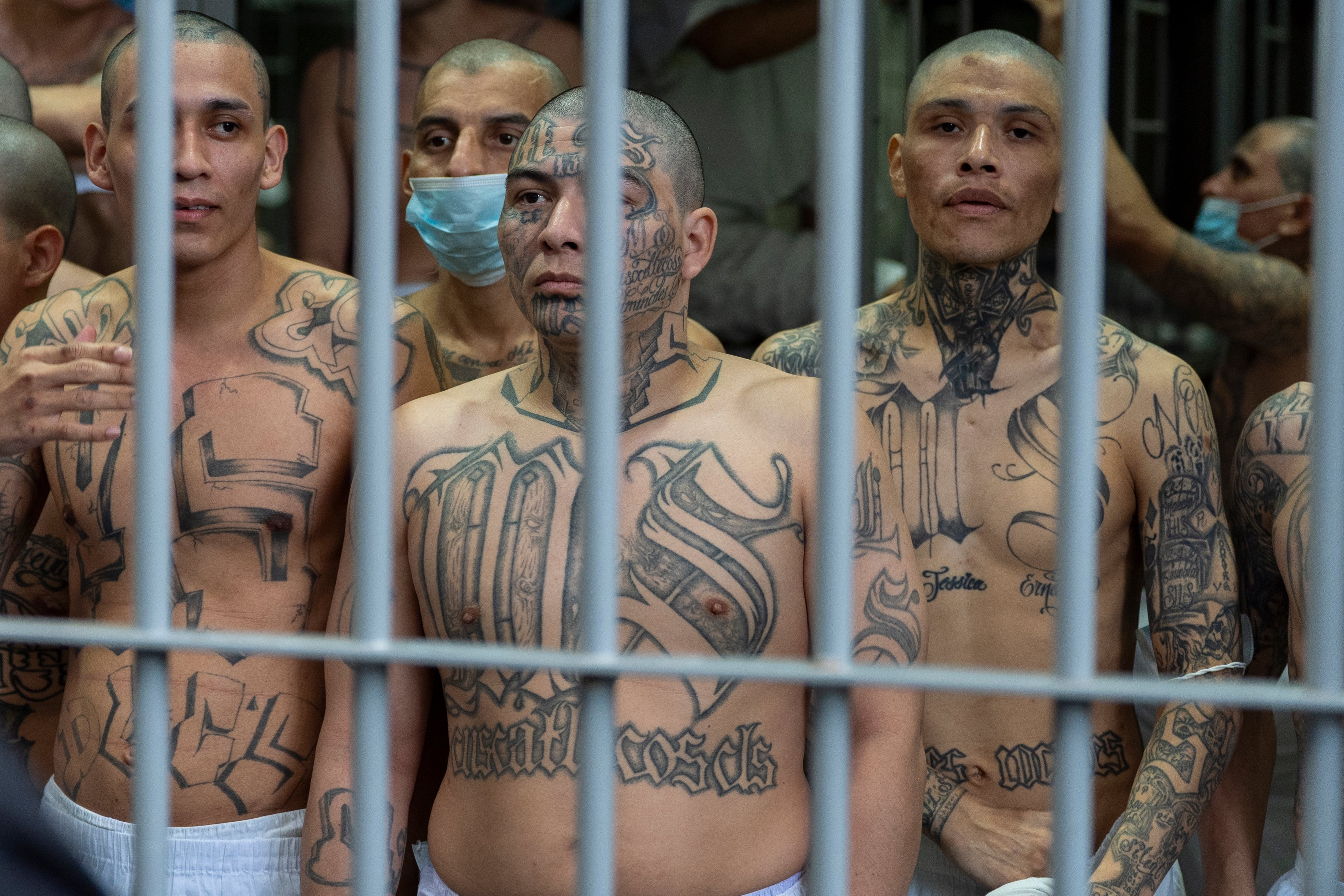 Hombres con tatuajes de la pandilla MS-13 en el Centro de Confinamiento del Terrorismo en Tecoluca, El Salvador