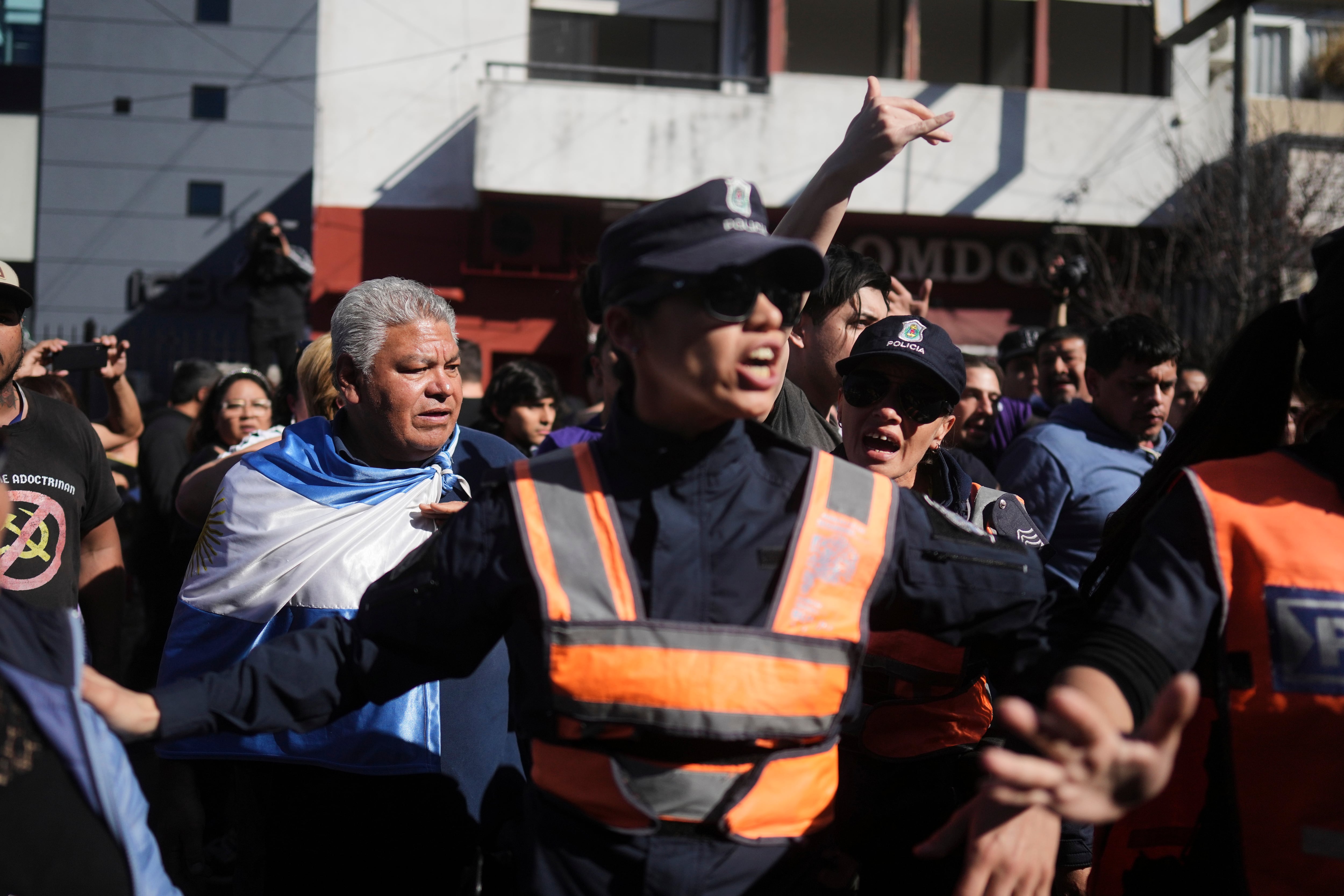 La policía separa a los partidarios del presidente Javier Milei de los manifestantes opositores