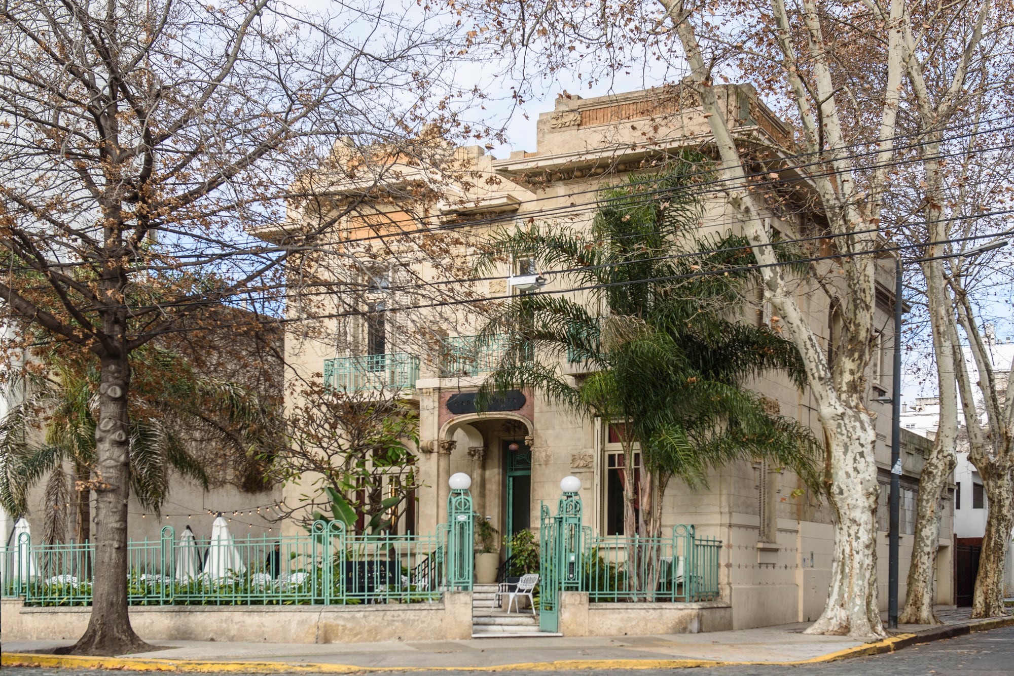 Casa Bogotá se ubica en una esquina, frente a una plaza, en el barrio de Floresta
