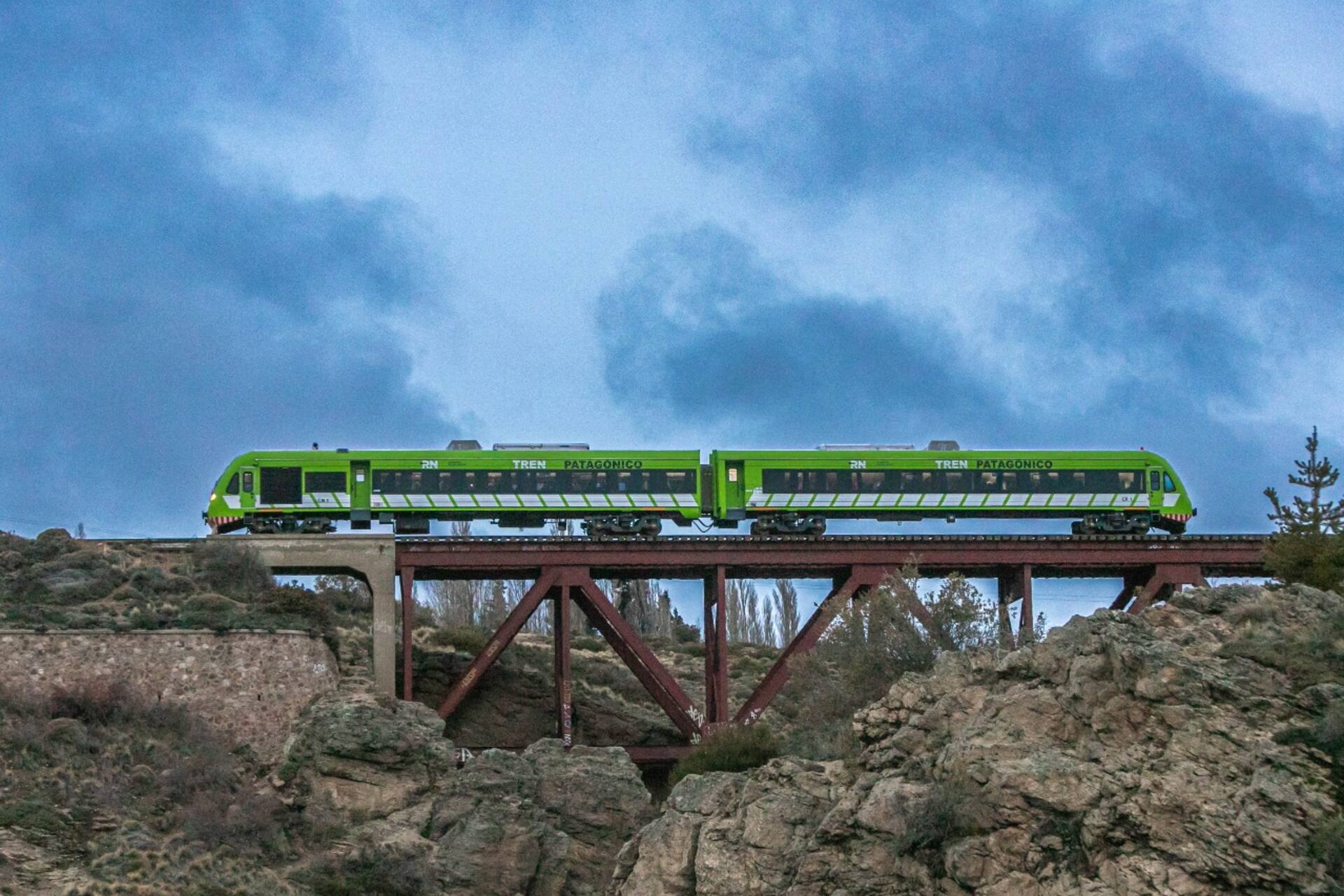 El nuevo servicio ferroviario que permite disfrutar de la majestuosidad de  la Patagonia - LA NACION