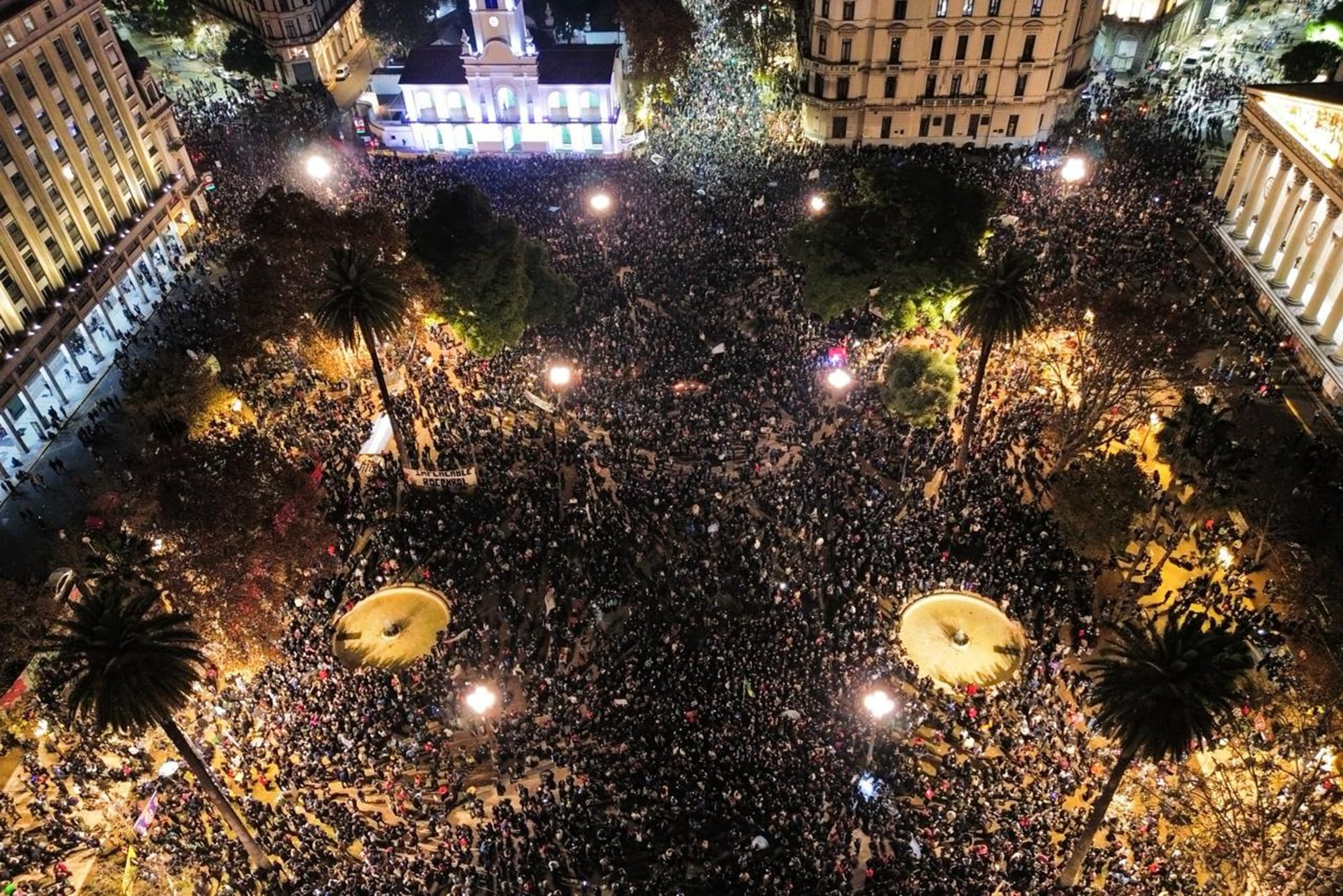 Fans del Indio Solari se acercaron a Plaza de Mayo en Capital Federal para despedirlo