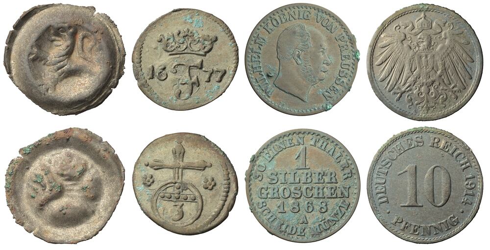 Algunas de las monedas que se descubrieron debajo de la iglesia de Santa María