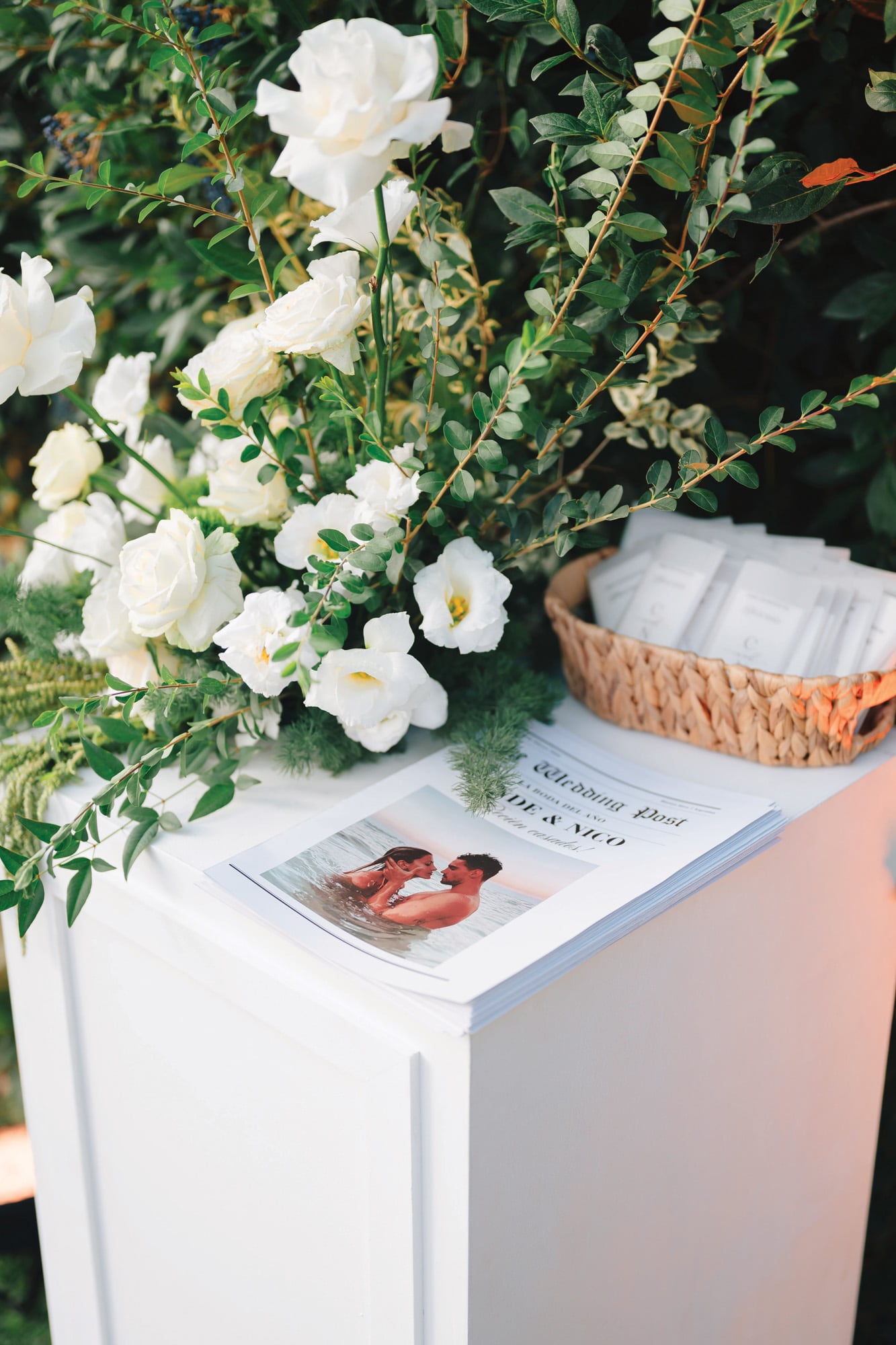 Ningún detalle quedó librado al azar y, de la mano de The Fun Factory, la pareja logró una ambientación muy net, en la cual dominaron el blanco y el negro. Además, sorprendieron a los invitados con The Wedding Post, un “diario” cuyo titular anunciaba “La boda del año” y llevaba una romántica foto de los recién casados