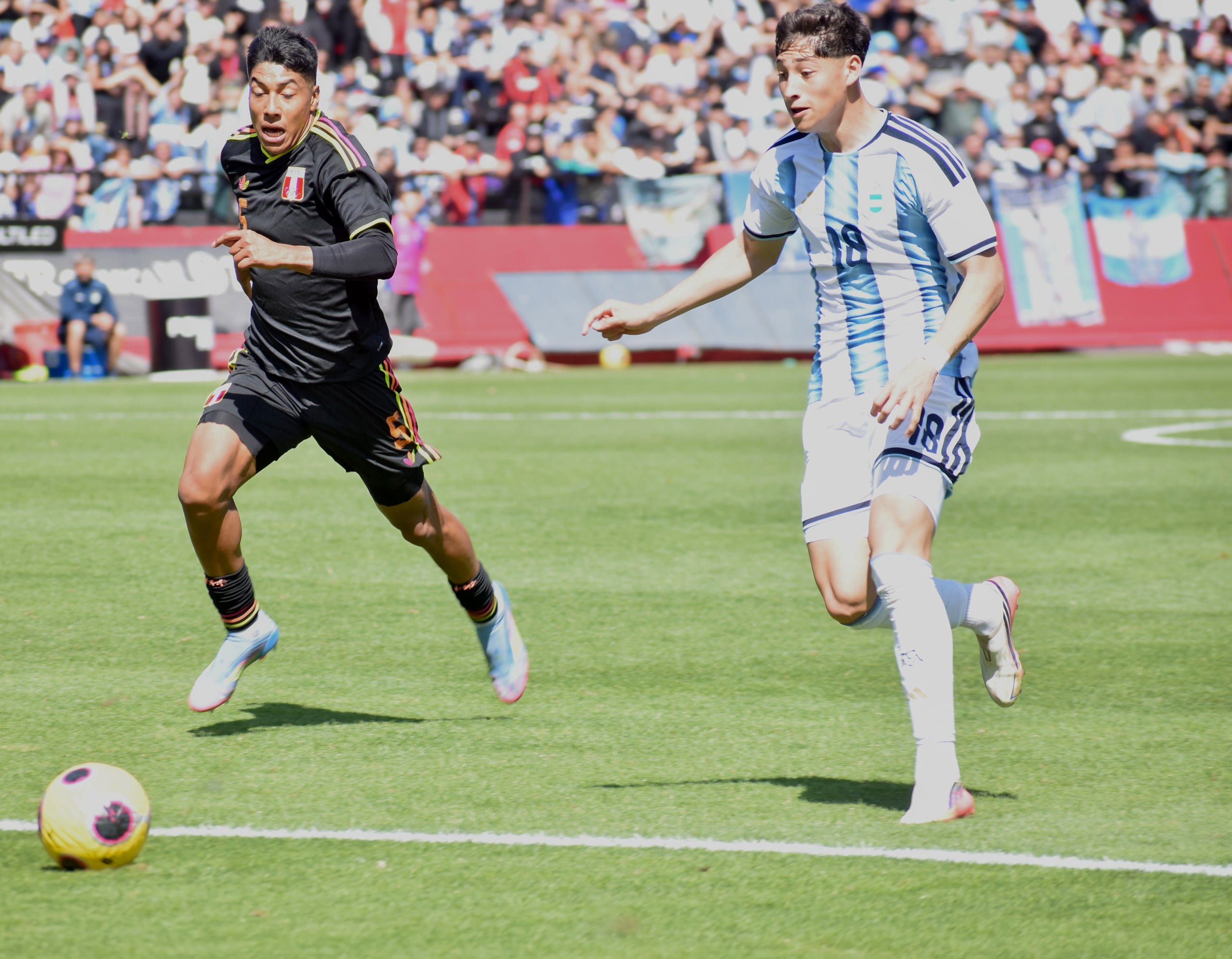 Franco Domínguez lleva la pelota ante la marca de Joaquín Verde