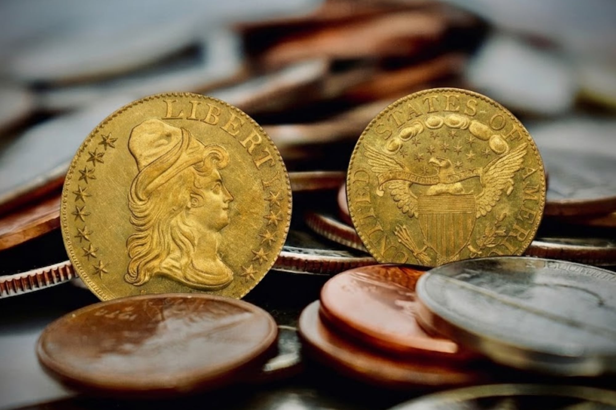 Hay varias formas de identificar las monedas que son valiosas para los coleccionistas en EE.UU.
