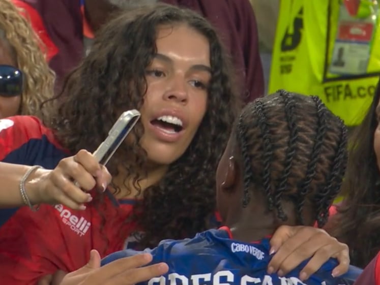 Metió el 2-2 para Cabo Verde y saltó a festejar a la tribuna con su novia