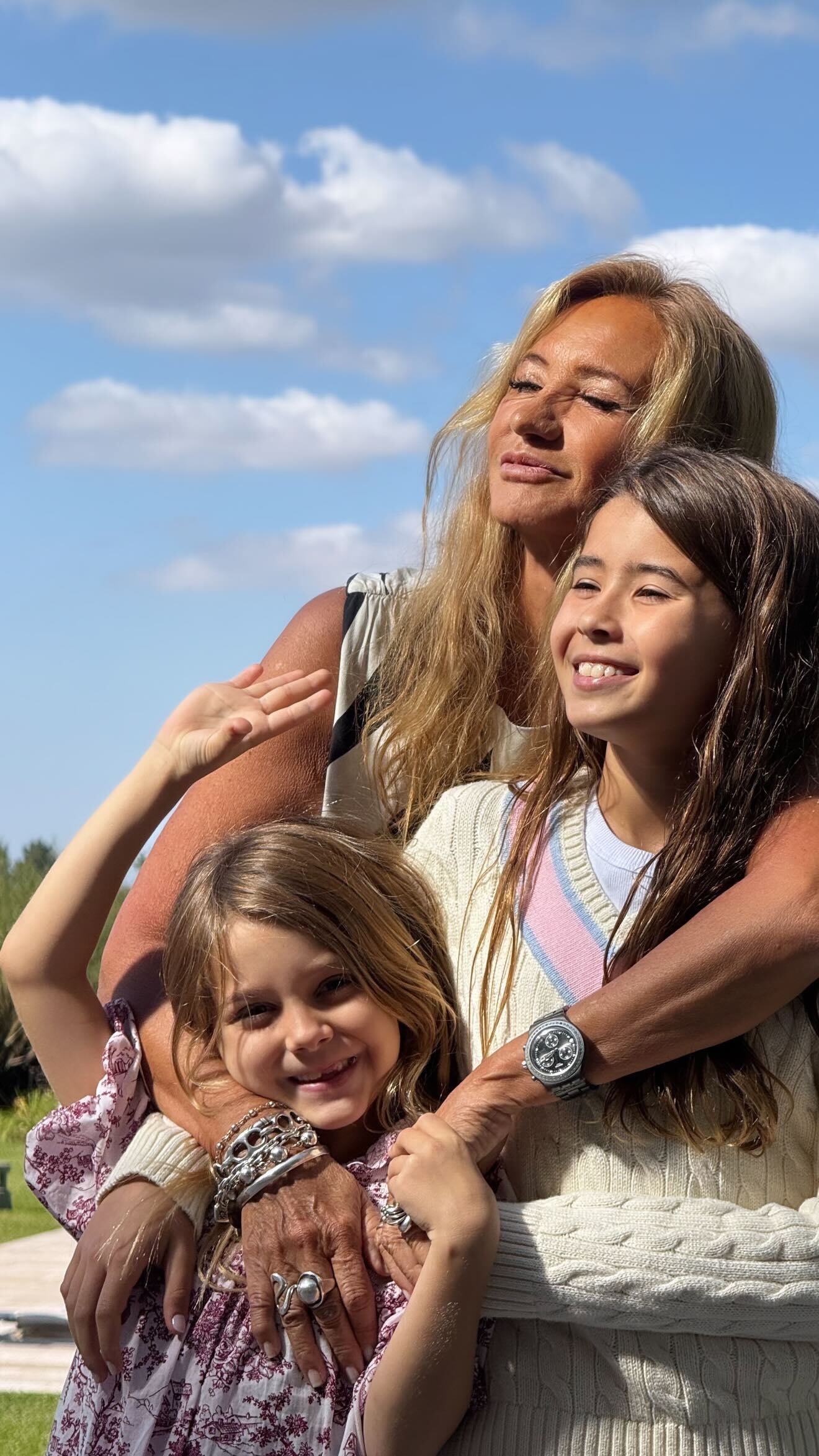 Marcela Riveiro, madre de la China Suárez, junto a sus nietas, Magnolia Vicuña y Rufina Cabré