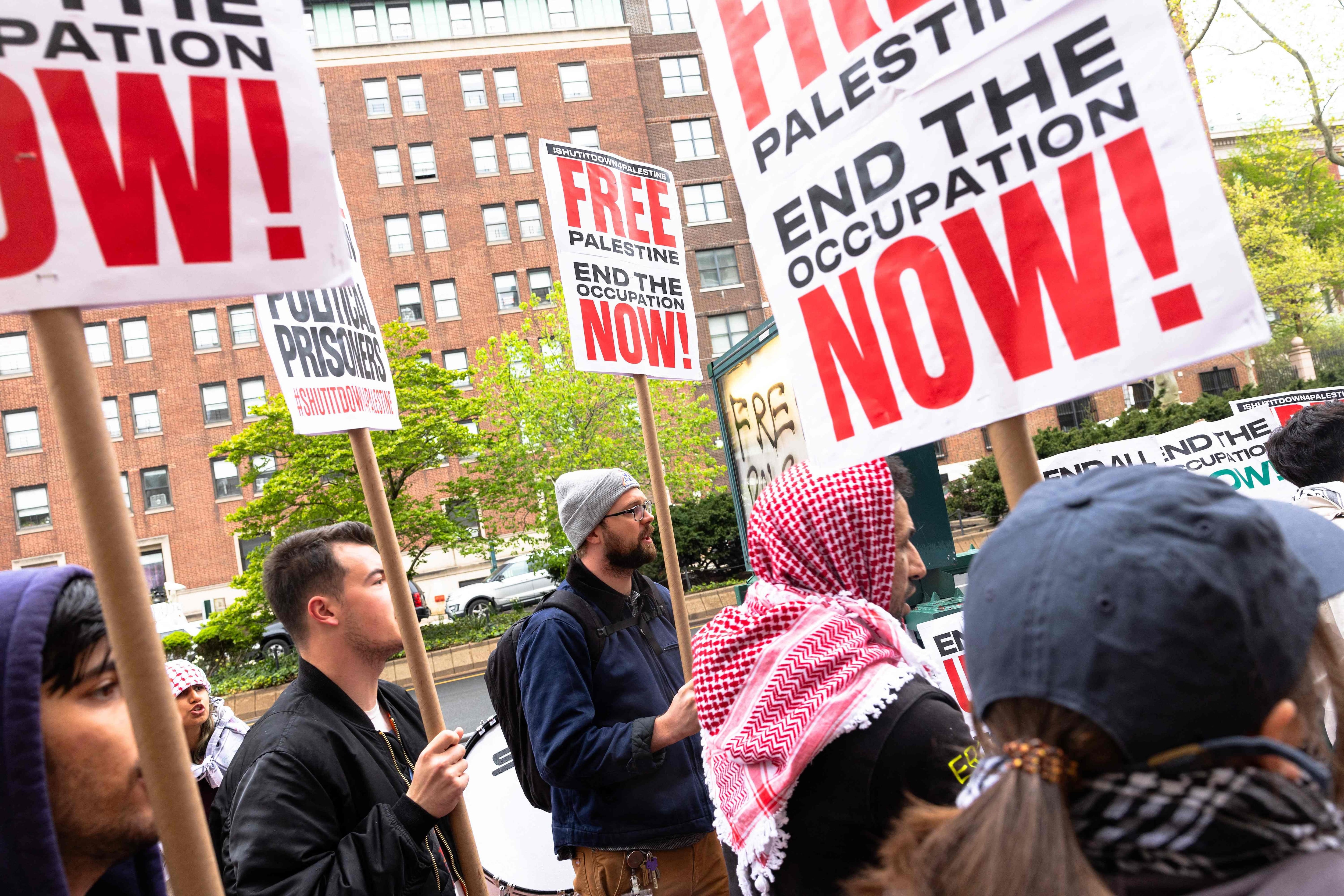 Manifestantes pro palestinos realizan una manifestación frente a la Universidad de Columbia el 24 de abril de 2024 en la ciudad de Nueva York.