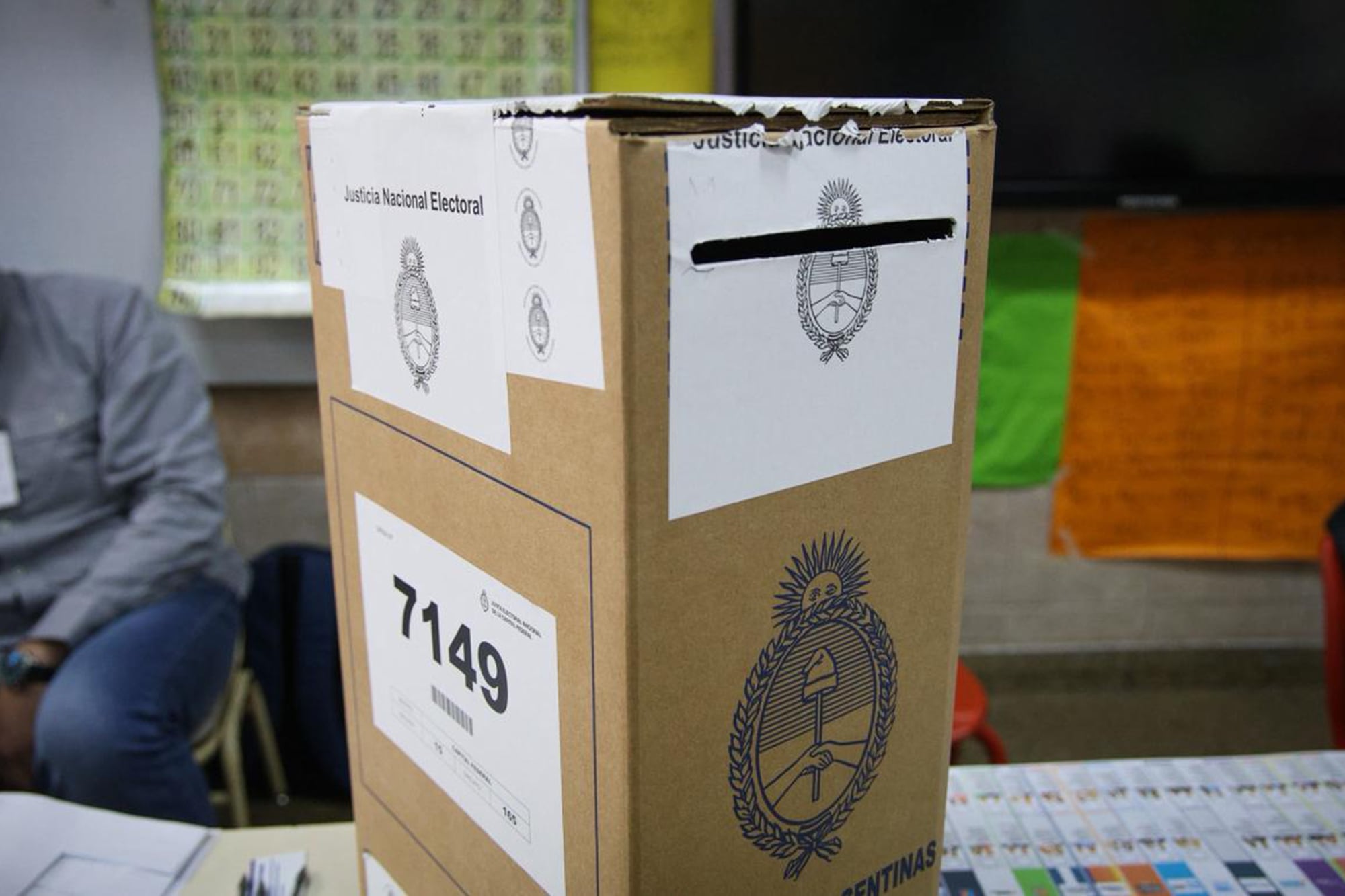 Elecciones Argentina 2025, en vivo: minuto a minuto y las últimas noticias de las legislativas 10 Últimas personas en votar en la Escuela primaria N2 General Acha, urnas y cierre de la escuela