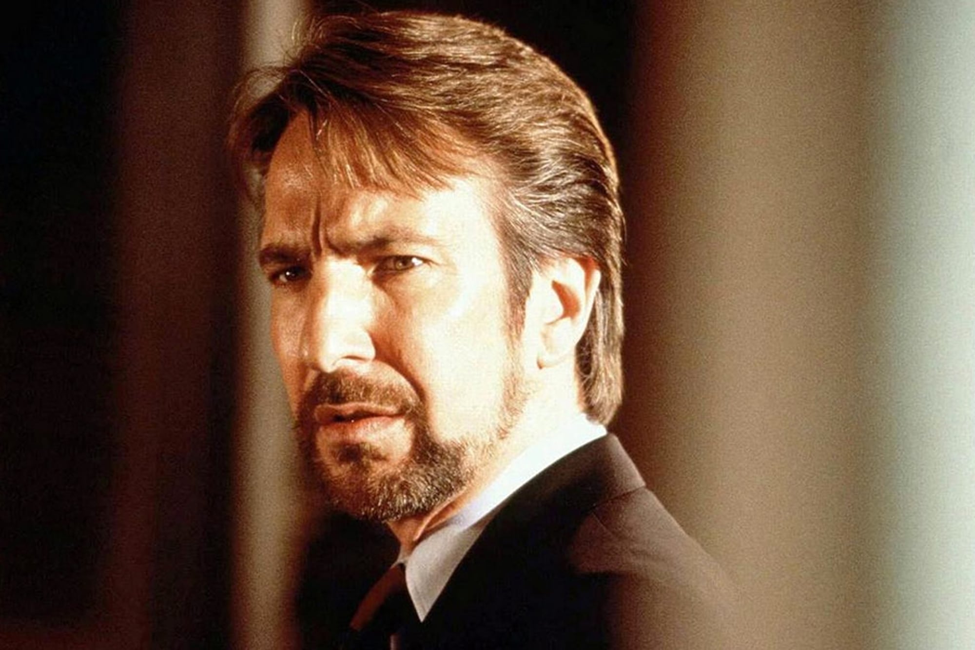 A Rickman le gustó el tratamiento del villano: aportó la elegancia, la frialdad, la sonrisa asesina, y -esencial- la gigantesca capacidad que tenía el actor para copiar acentos