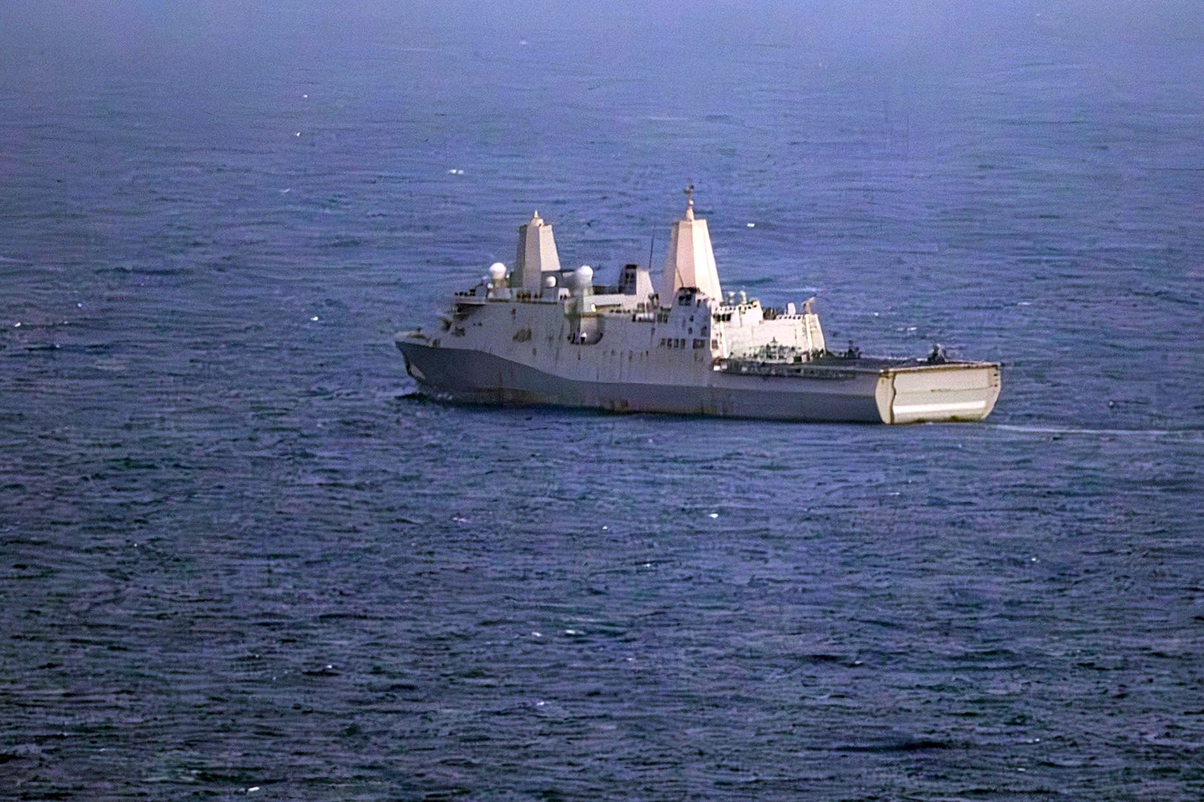 El buque anfibio de transporte norteamericano USS New Orleans patrulla el Mar Arábigo, el 28 de abril de 2026