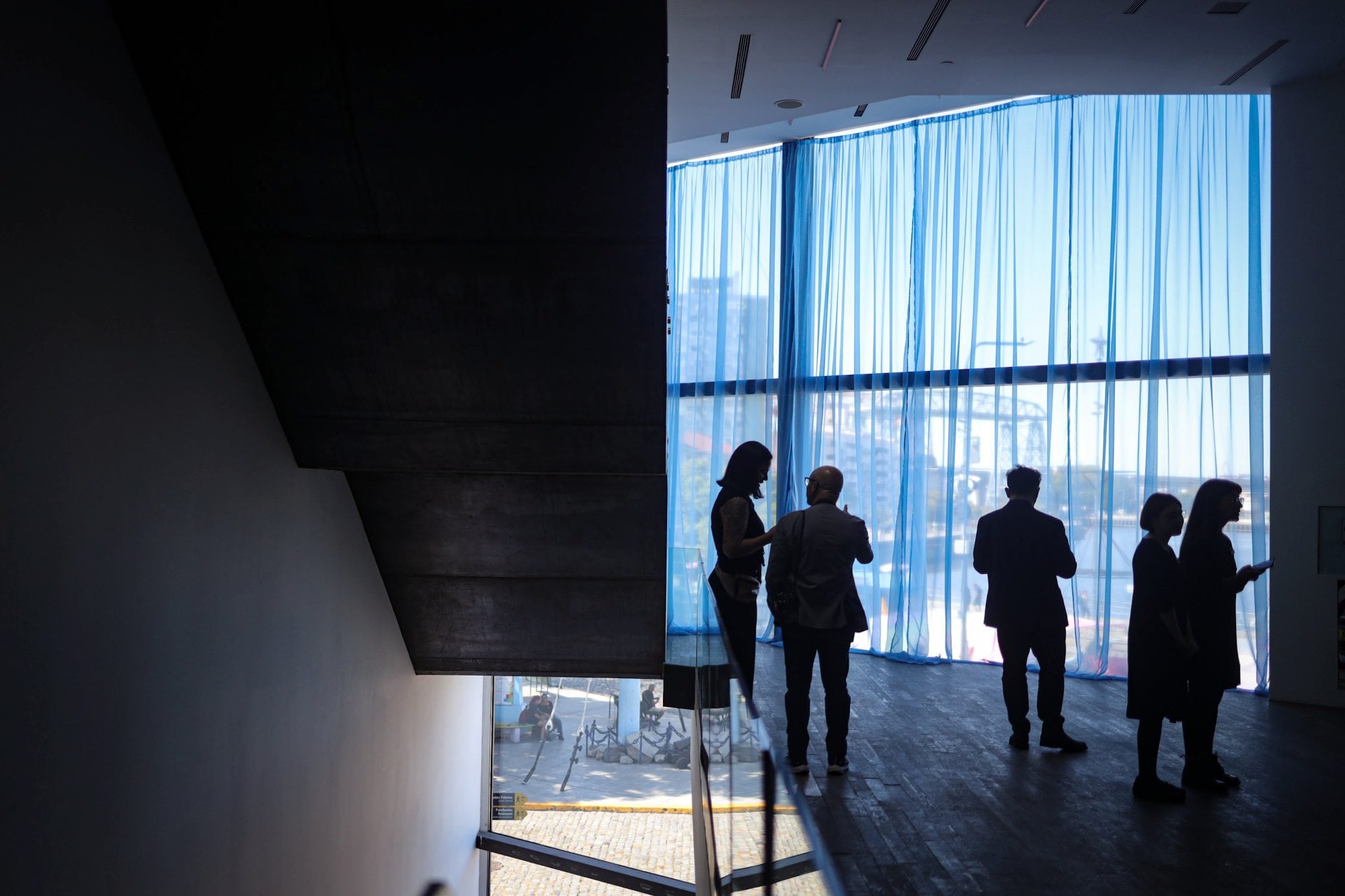 El paisaje de La Boca, mediado por las cortinas de Felix González-Torres