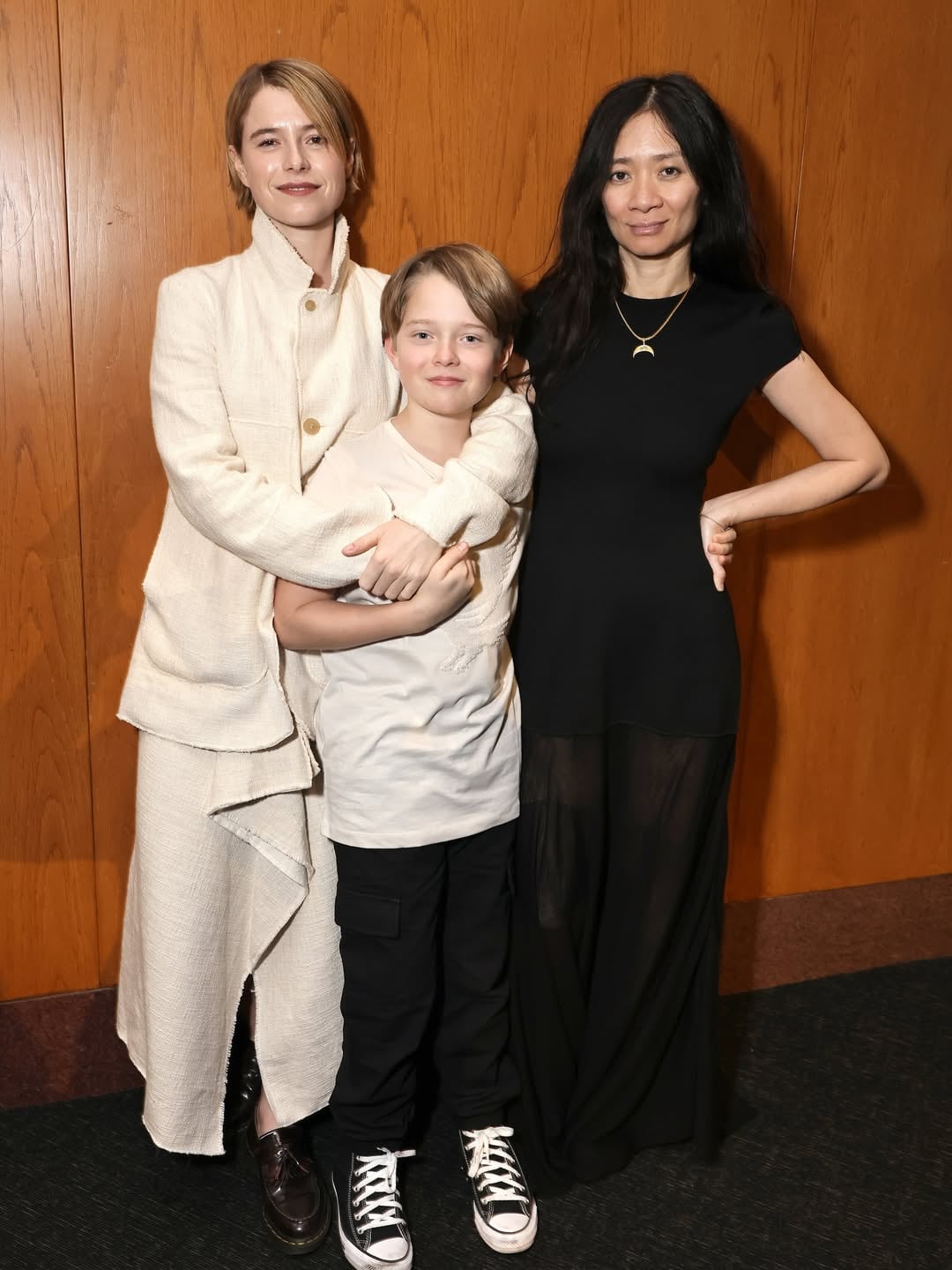 Jessie Buckley, Jacobi Jupe y Chloé Zhao (Foto: Instagram @hamnetmovie)