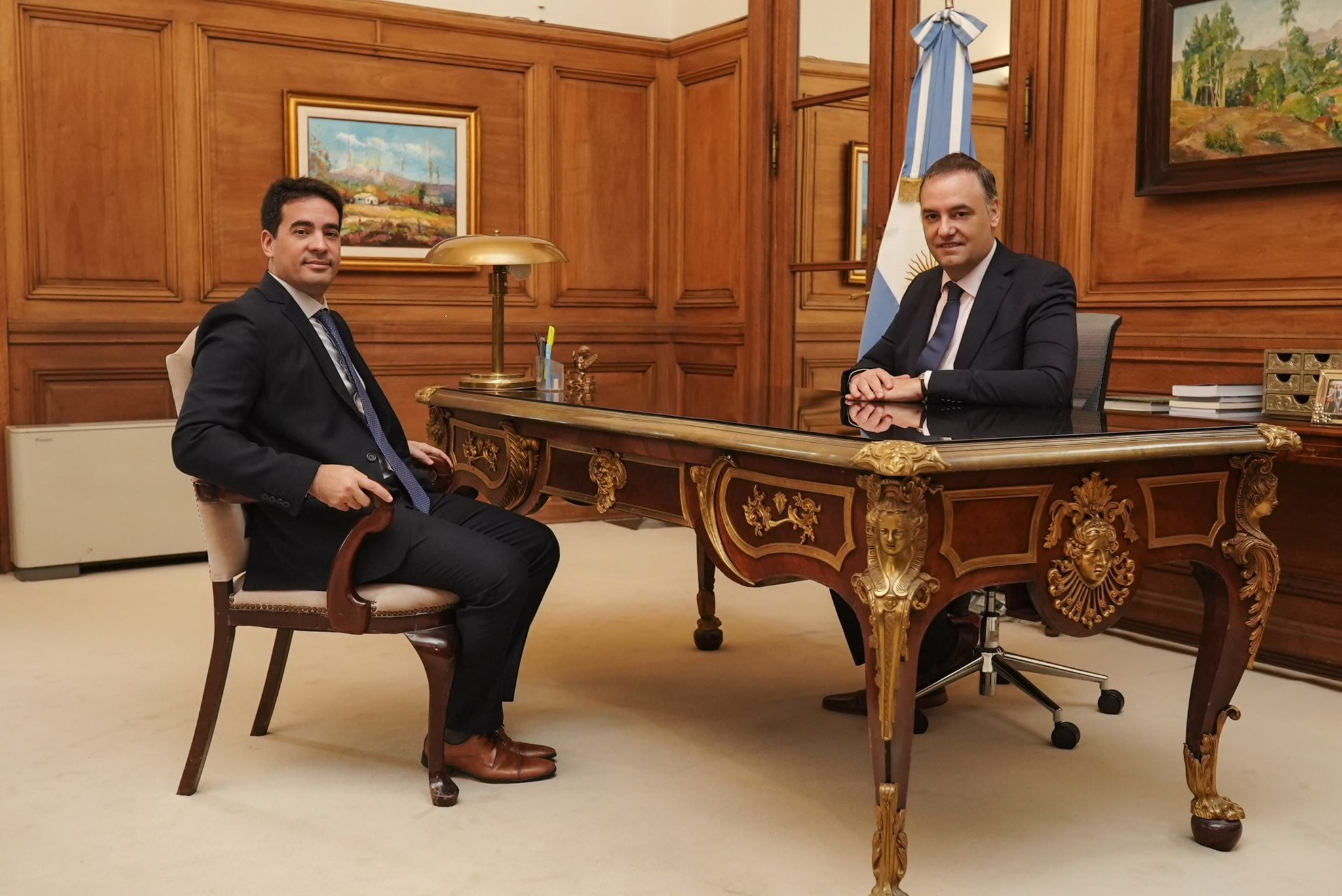 Adrián Ravier entra en funciones como vocero presidencial y se define el destino del secretario de Prensa