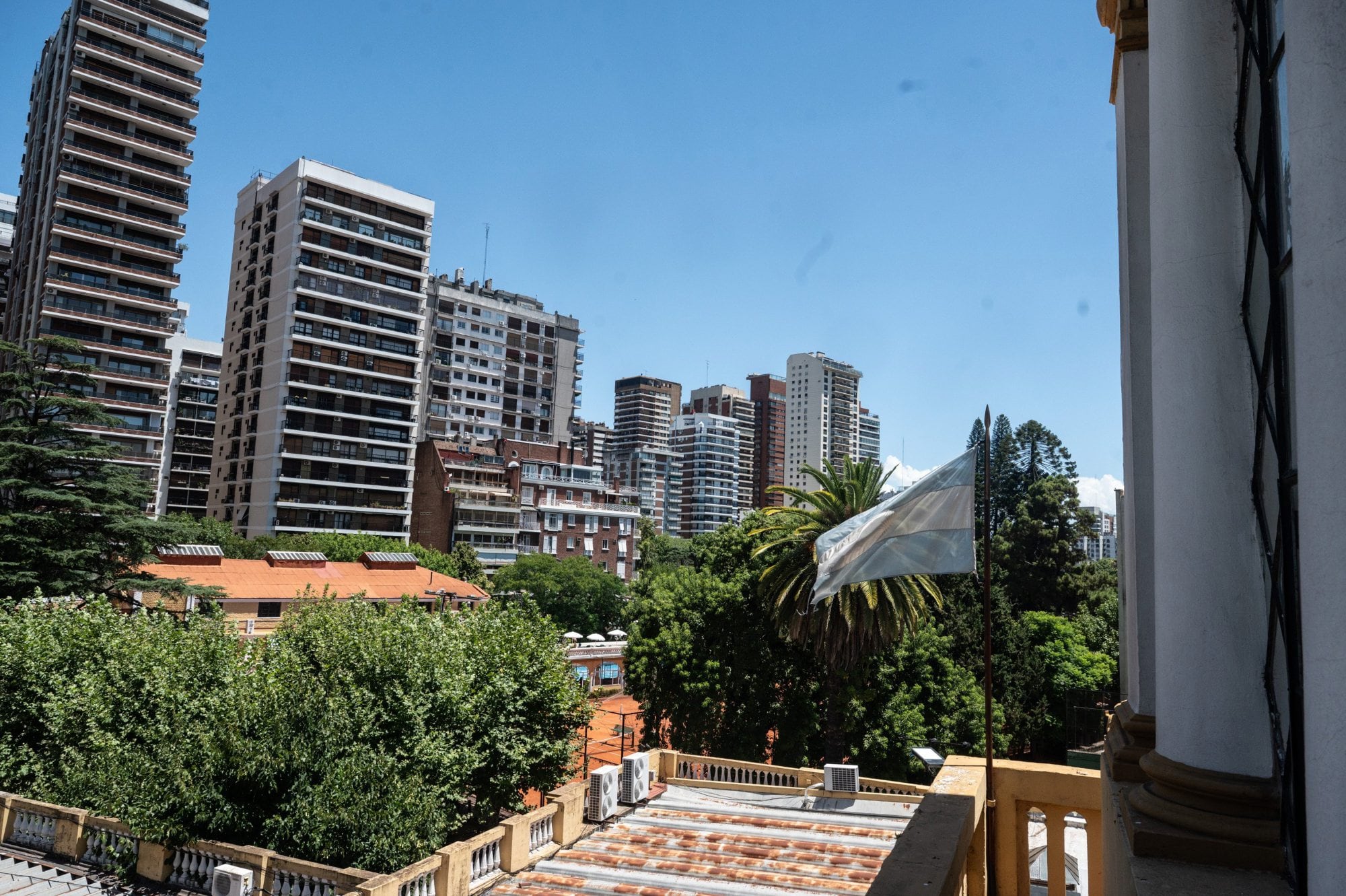 El club quedó como un pulmón verde, rodeado de edificios, en el corazón de Belgrano