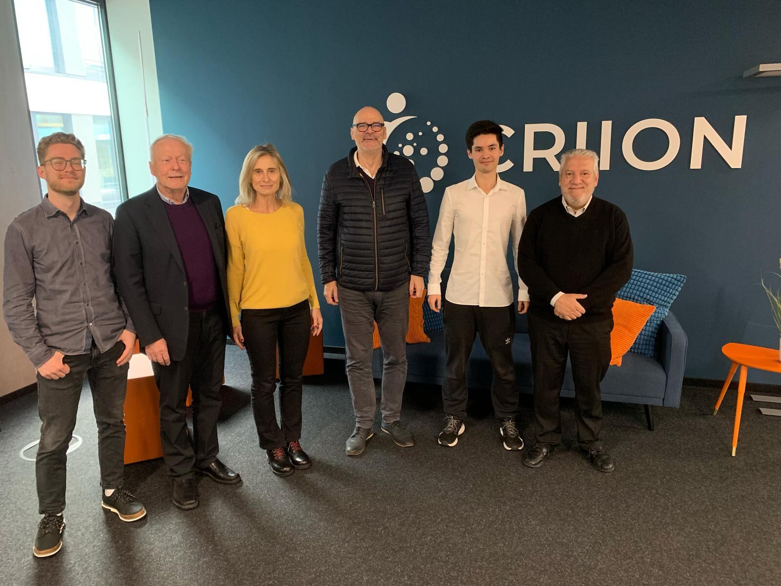 A la izquierda, Roland Mertelsmann (Universidad de Friburgo y Fundación R. Mertelsmann) junto a Marta Mollerach (secretaria de Relaciones Internacionales de la Facultad de Farmacia y Bioquímica) y, en el otro extremo, el decano Pablo Evelson con integrantes del Instituto Criion, en Alemania, durante la visita a comienzo de año