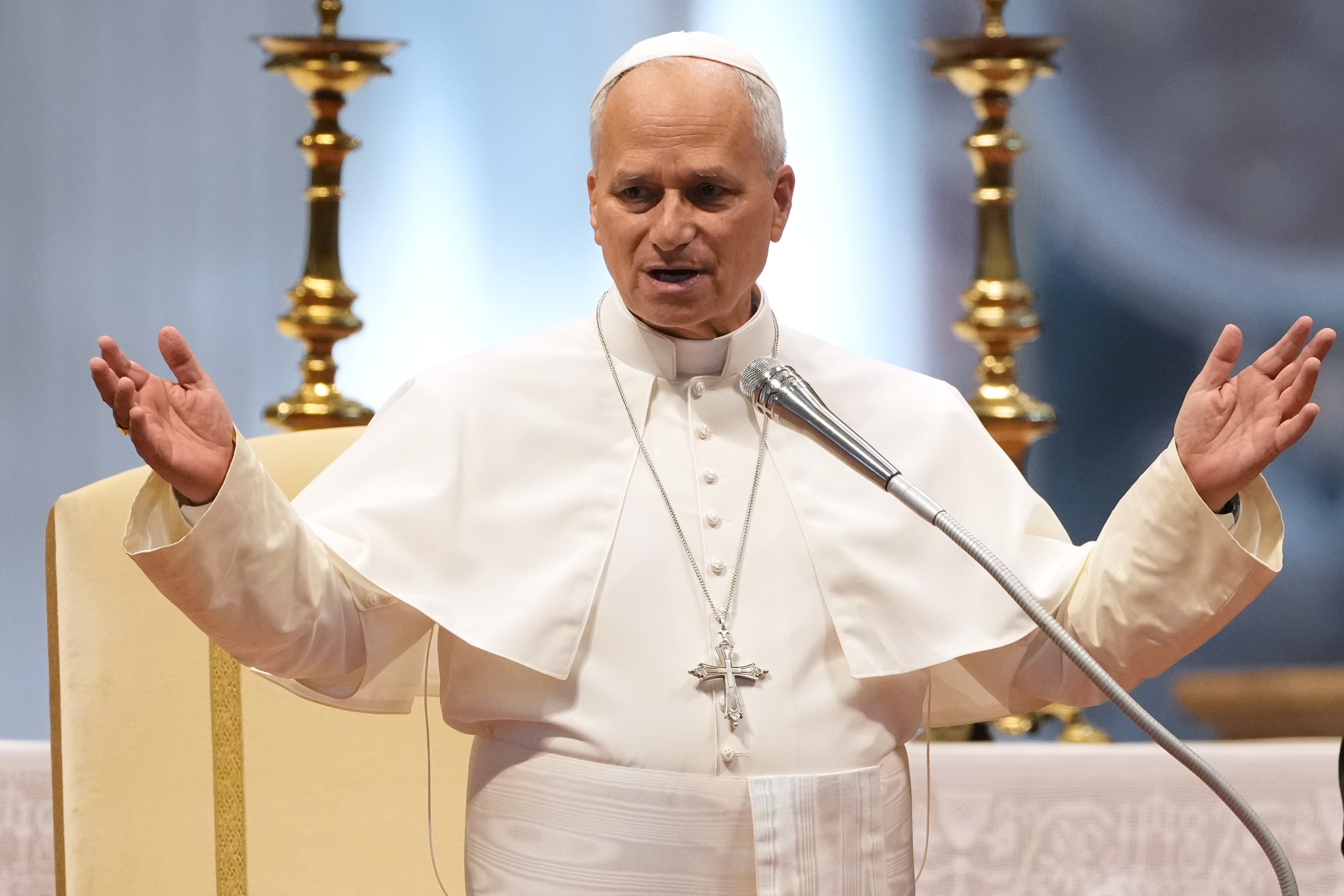 León XIV ofrece una bendición en la basílica de San Pedro durante su audiencia general semanal, en el Vaticano, el 5 de agosto de 2026