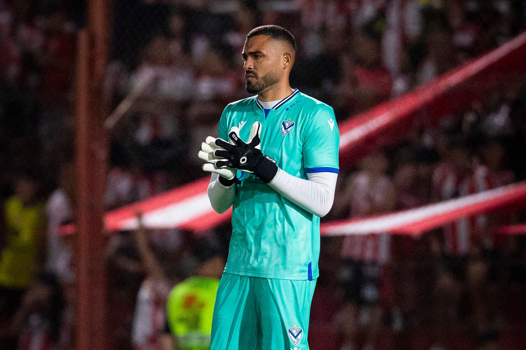El arquero Álvaro Montero fue decisivo para el triunfo de Vélez en Córdoba