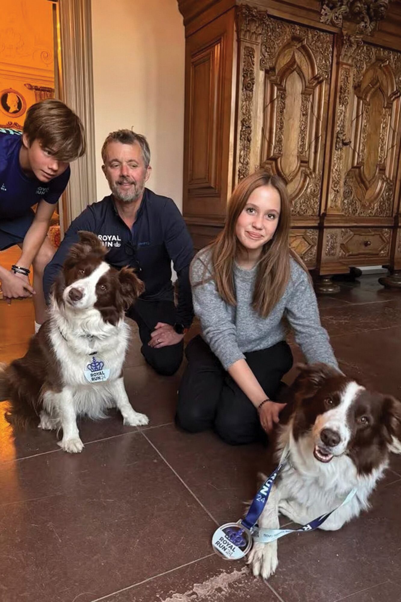 GRACE. La border collie de la familia real danesa también suele ser muy protagonista: es la fiel compañía de paseos de la reina Mary, que la muestra con mucho orgullo en algunas de las
publicaciones que comparte la Casa Real danesa en sus redes sociales. Los hijos de los Reyes, los príncipes Christian, Isabella, Vincent y Josephine, también la adoran.
