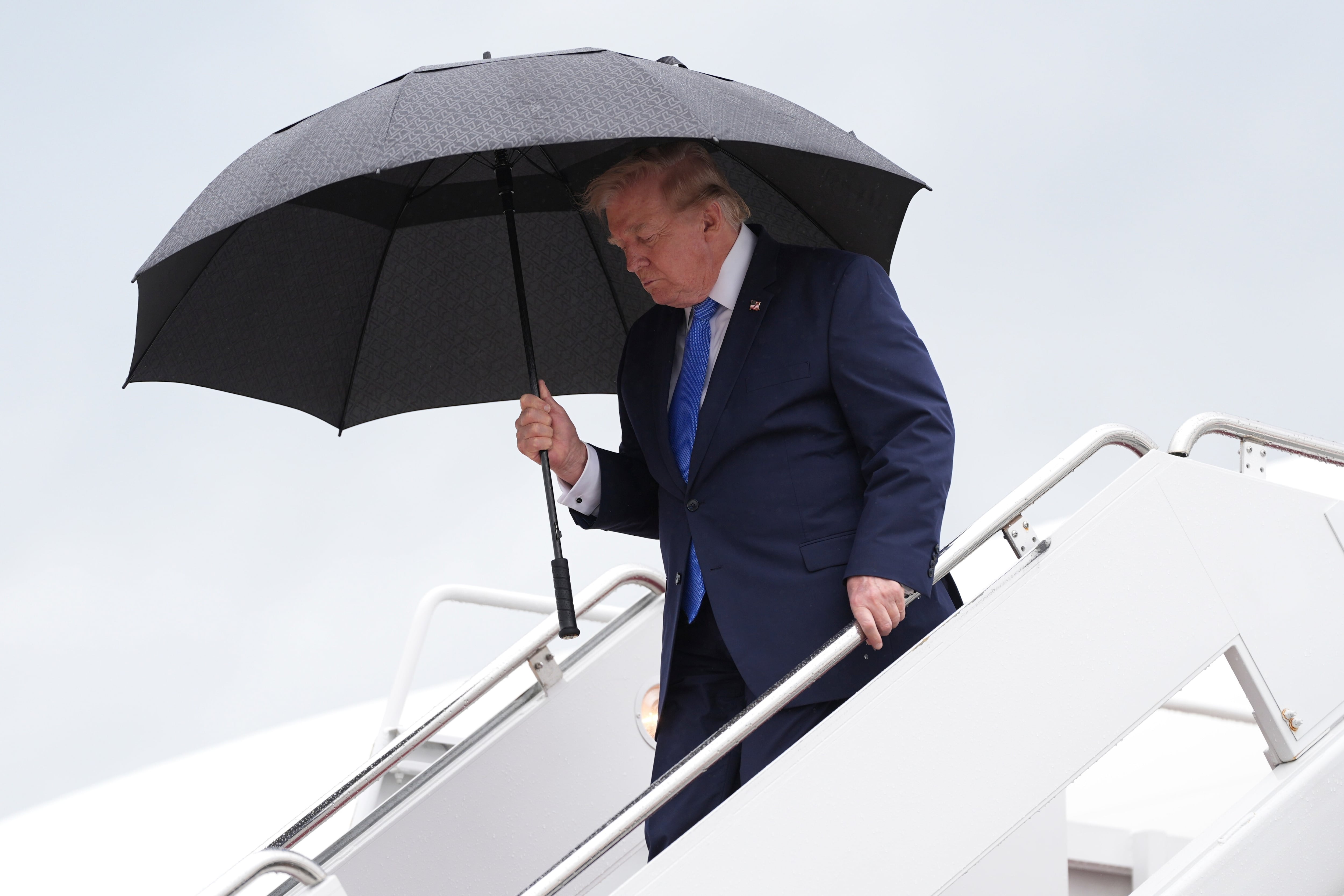 Los primeros reportes sobre el operativo señalaron que el cambio de aeronave estuvo relacionado con una posible amenaza iraní contra Trump