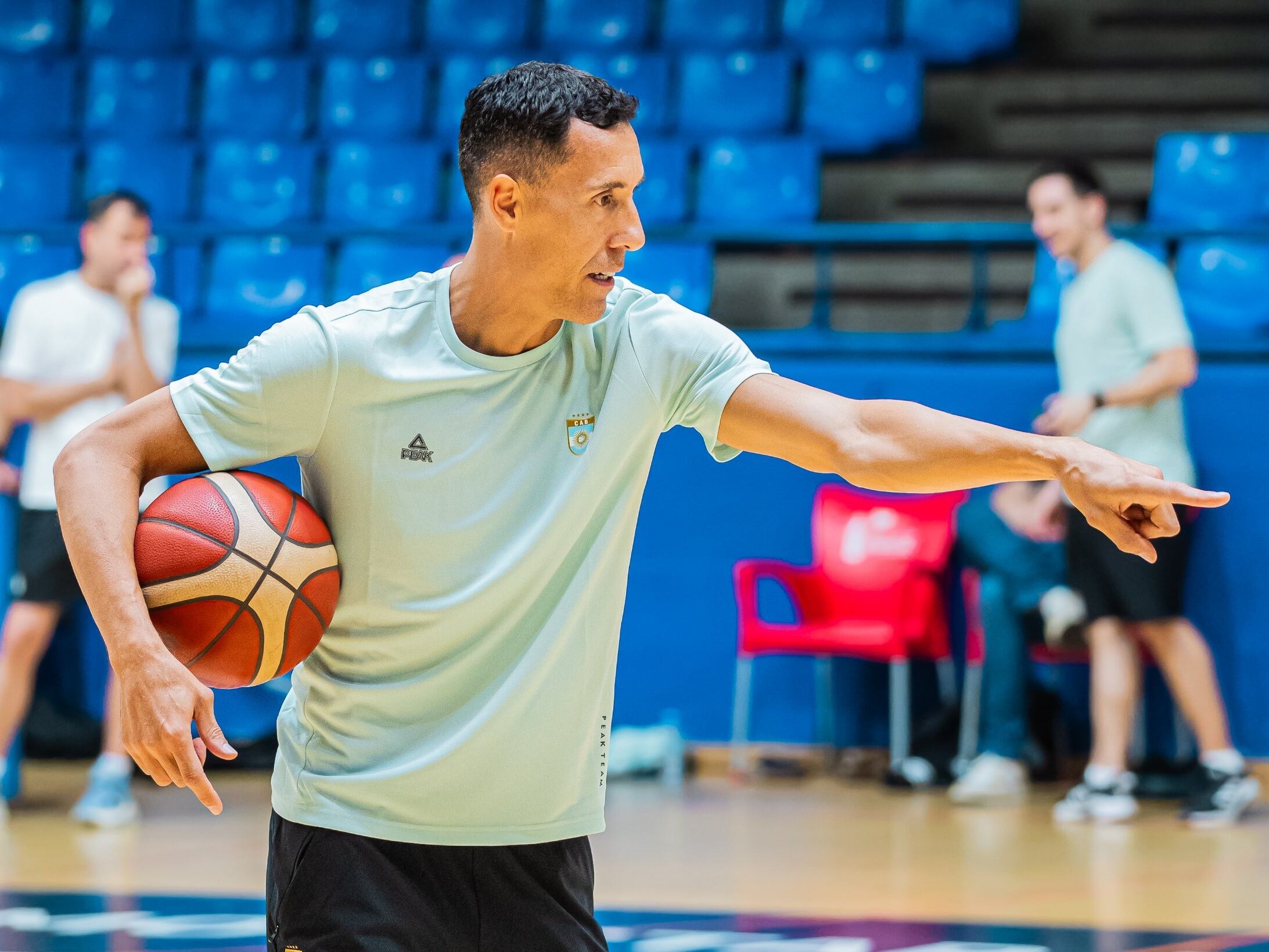 El entrenador de la selección argentina, Pablo Prigioni, se decidió por una mayoría de jóvenes, en pos de darles rodaje: el plantel promedia 24 años de edad.