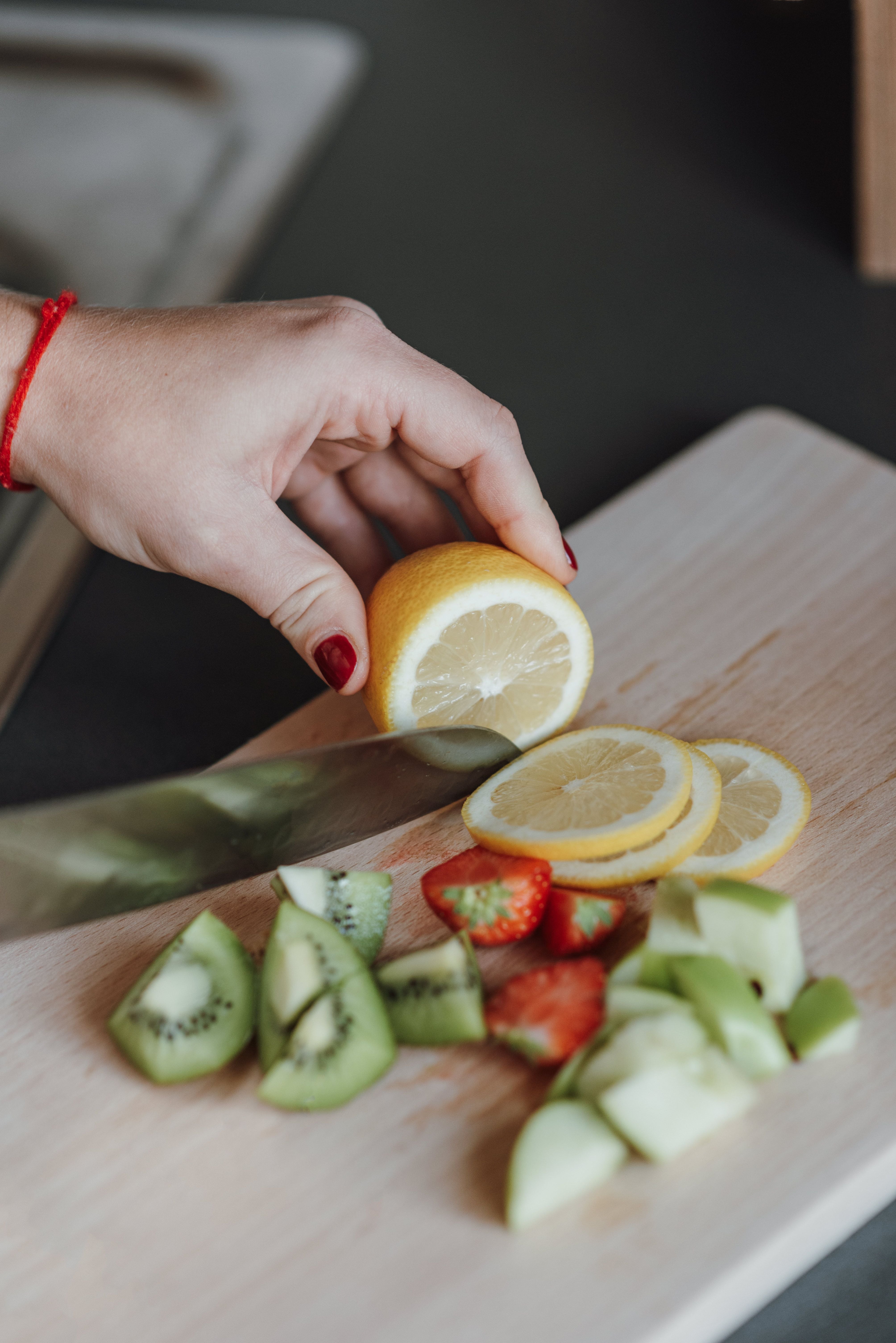 Los vegetales, las frutas y la carne blanca es ideal para reducir el exceso de colesterol en la sangre