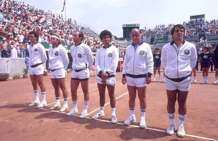 Clerc, Vilas, Alejandro Ganzábal, Argüello, el Profe Belfonte y Ricardo Cano, el equipo de la Copa Davis que venció 5-0 a Italia, en el Foro Itálico de Roma, en 1983